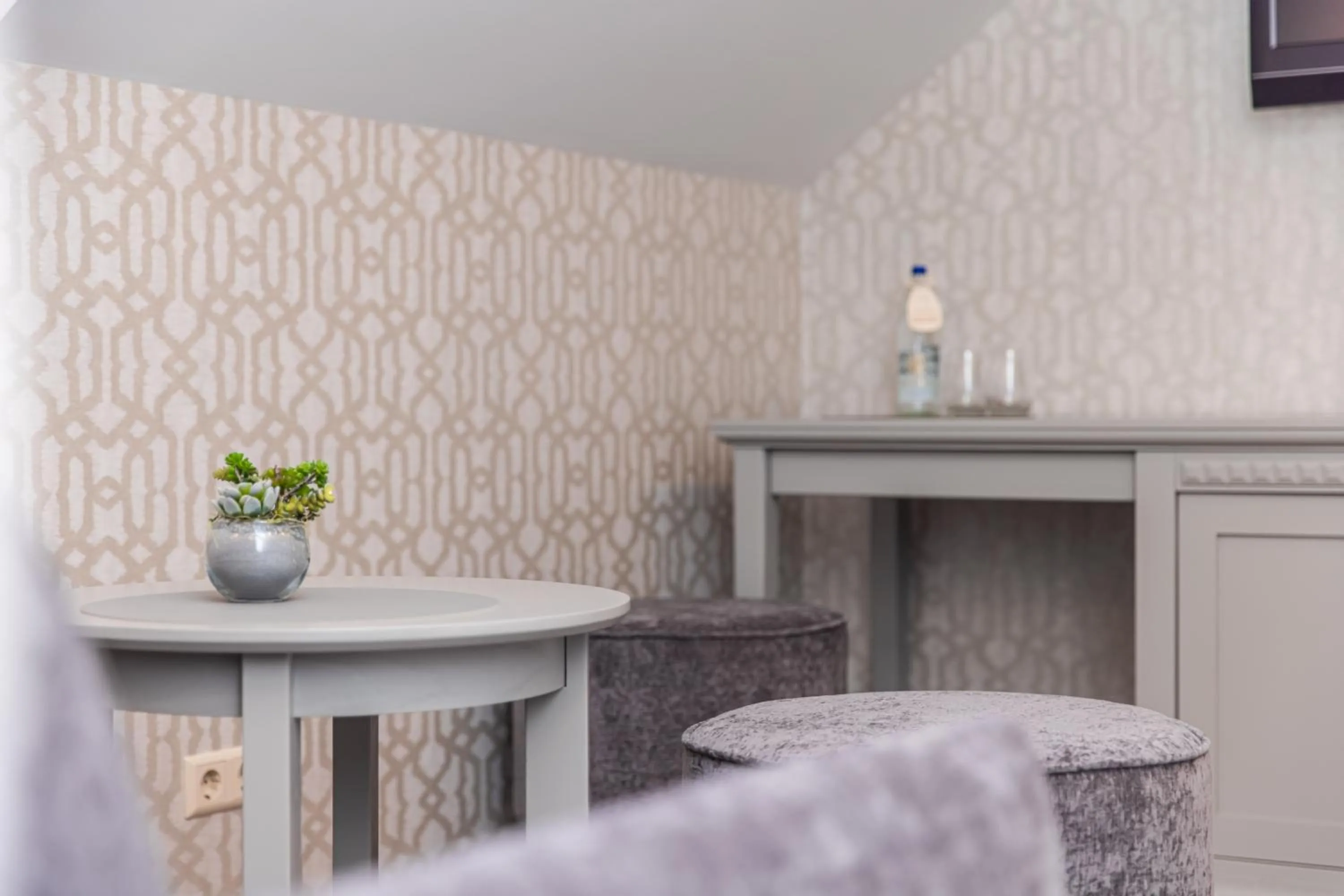 Seating area in Senoji Hansa Hotel