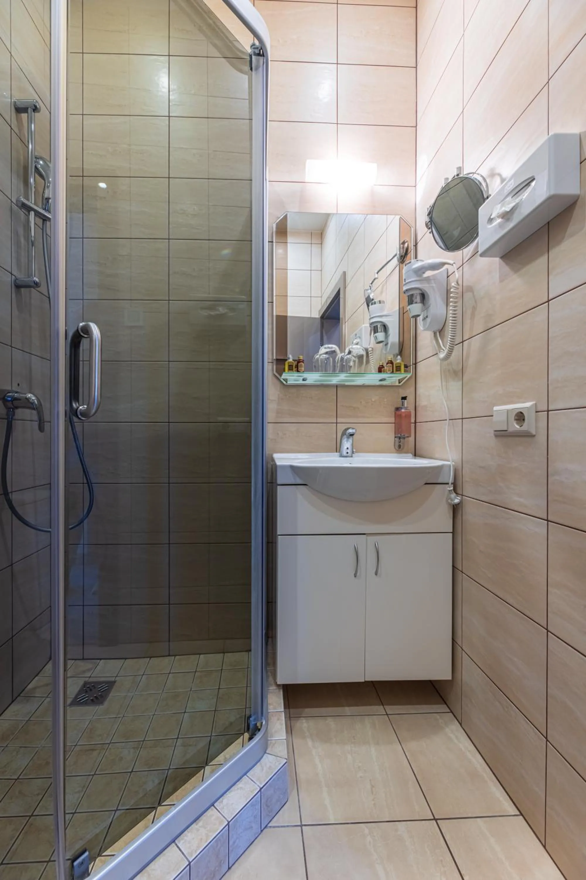 Bathroom in Senoji Hansa Hotel