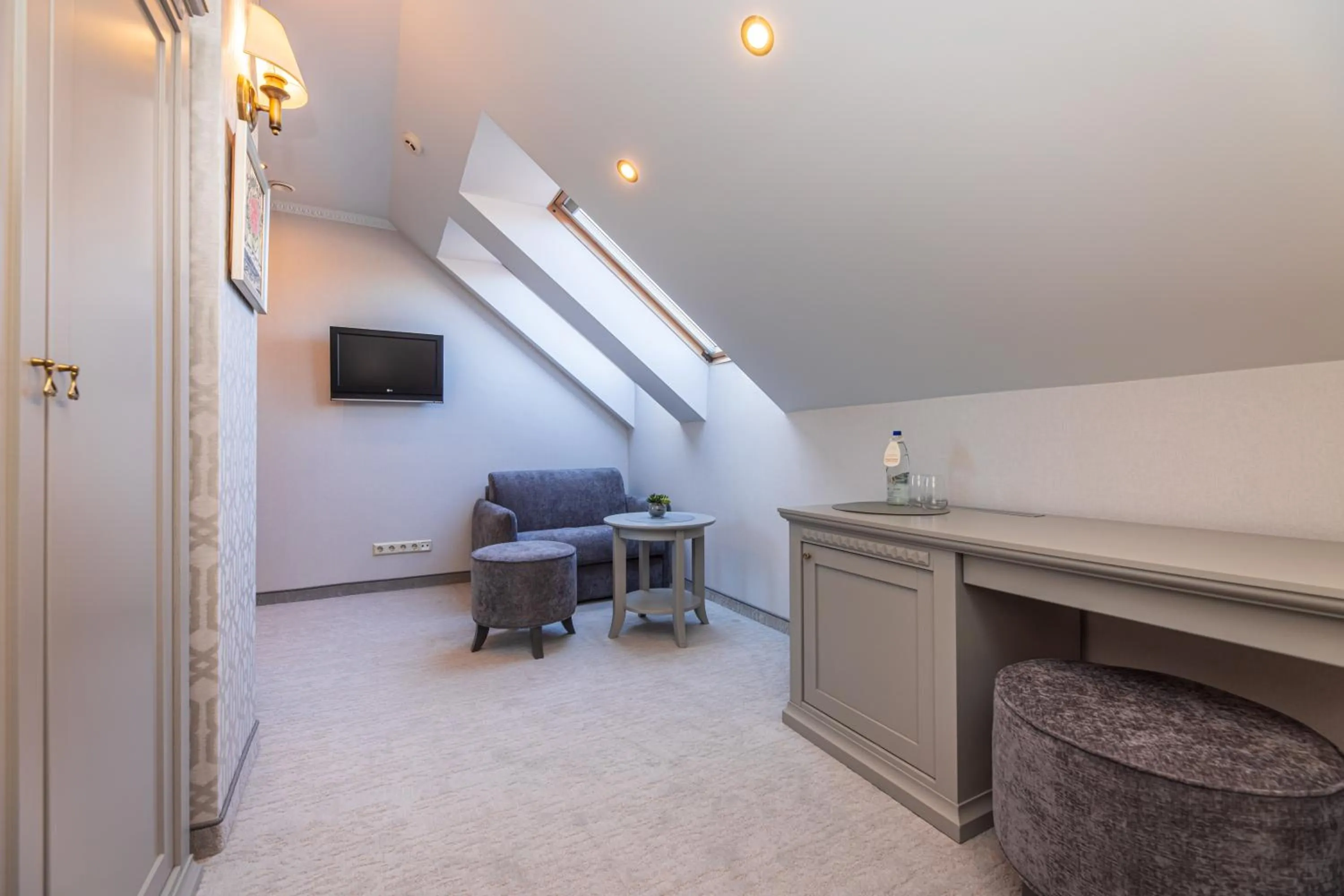 Seating area in Senoji Hansa Hotel