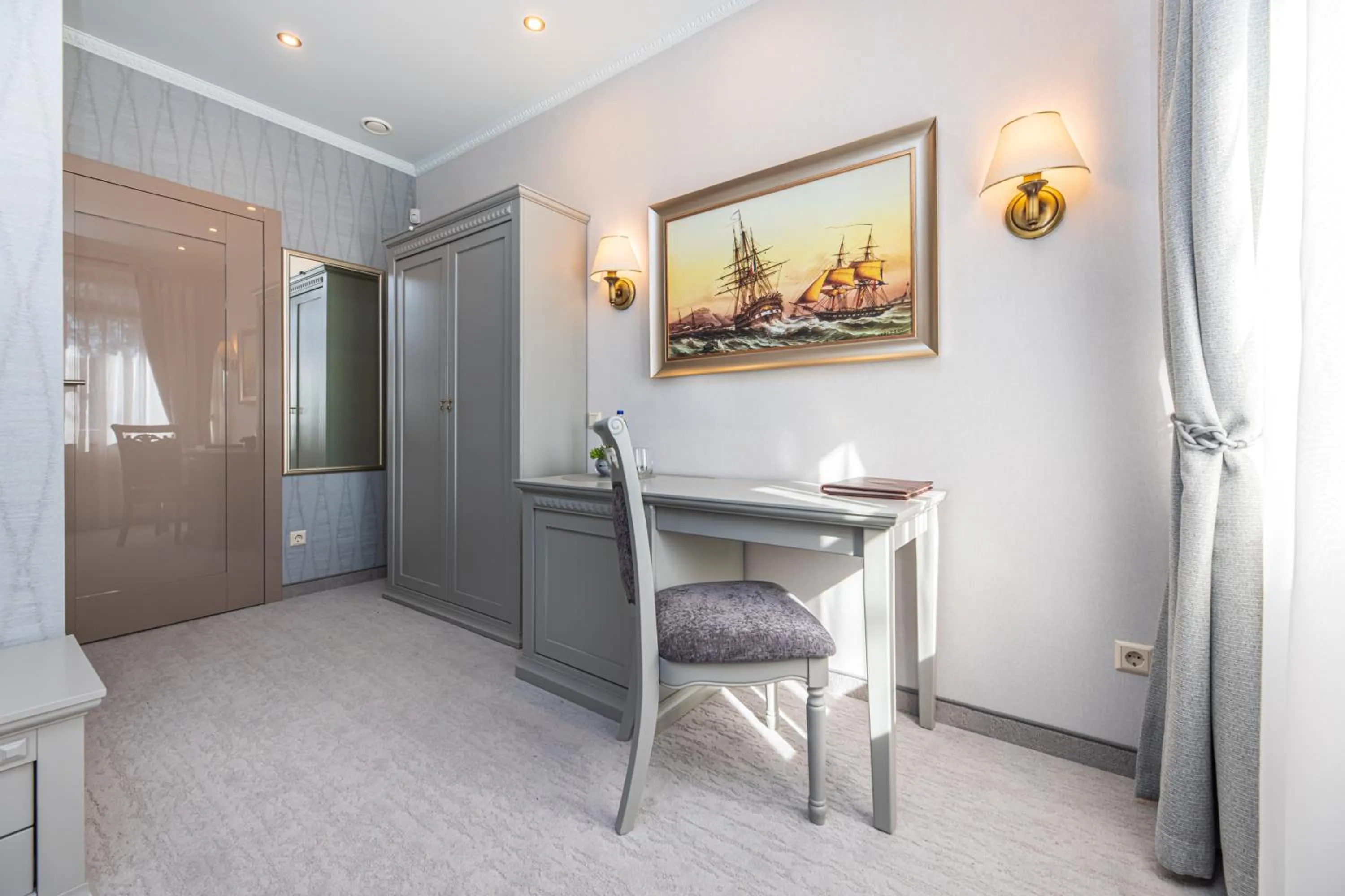 Seating area in Senoji Hansa Hotel