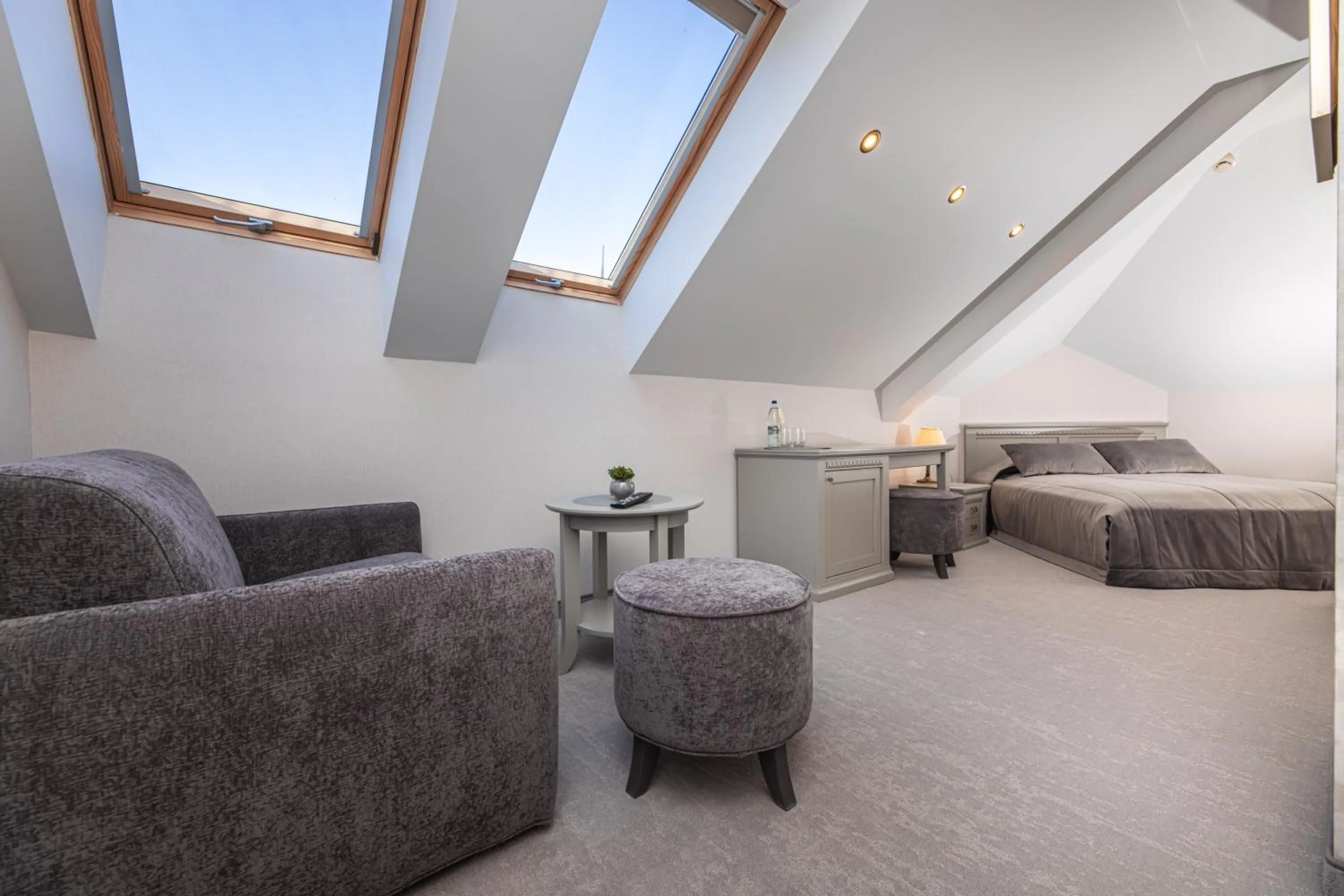 Seating area, Bed in Senoji Hansa Hotel