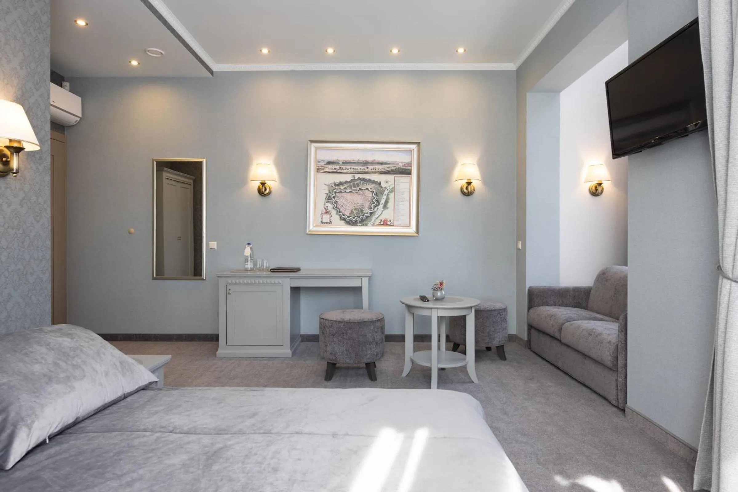 Communal lounge/ TV room, Bed in Senoji Hansa Hotel