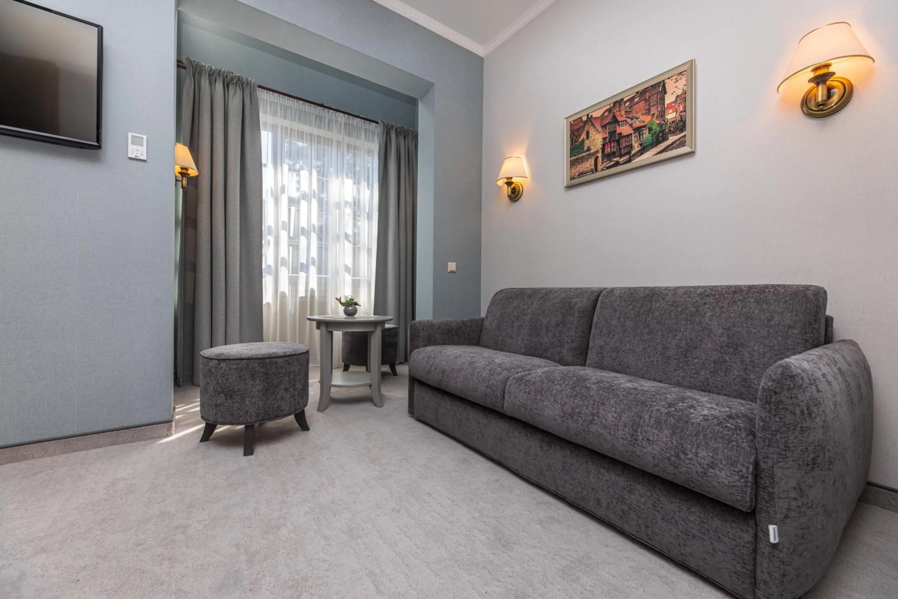 Seating area in Senoji Hansa Hotel