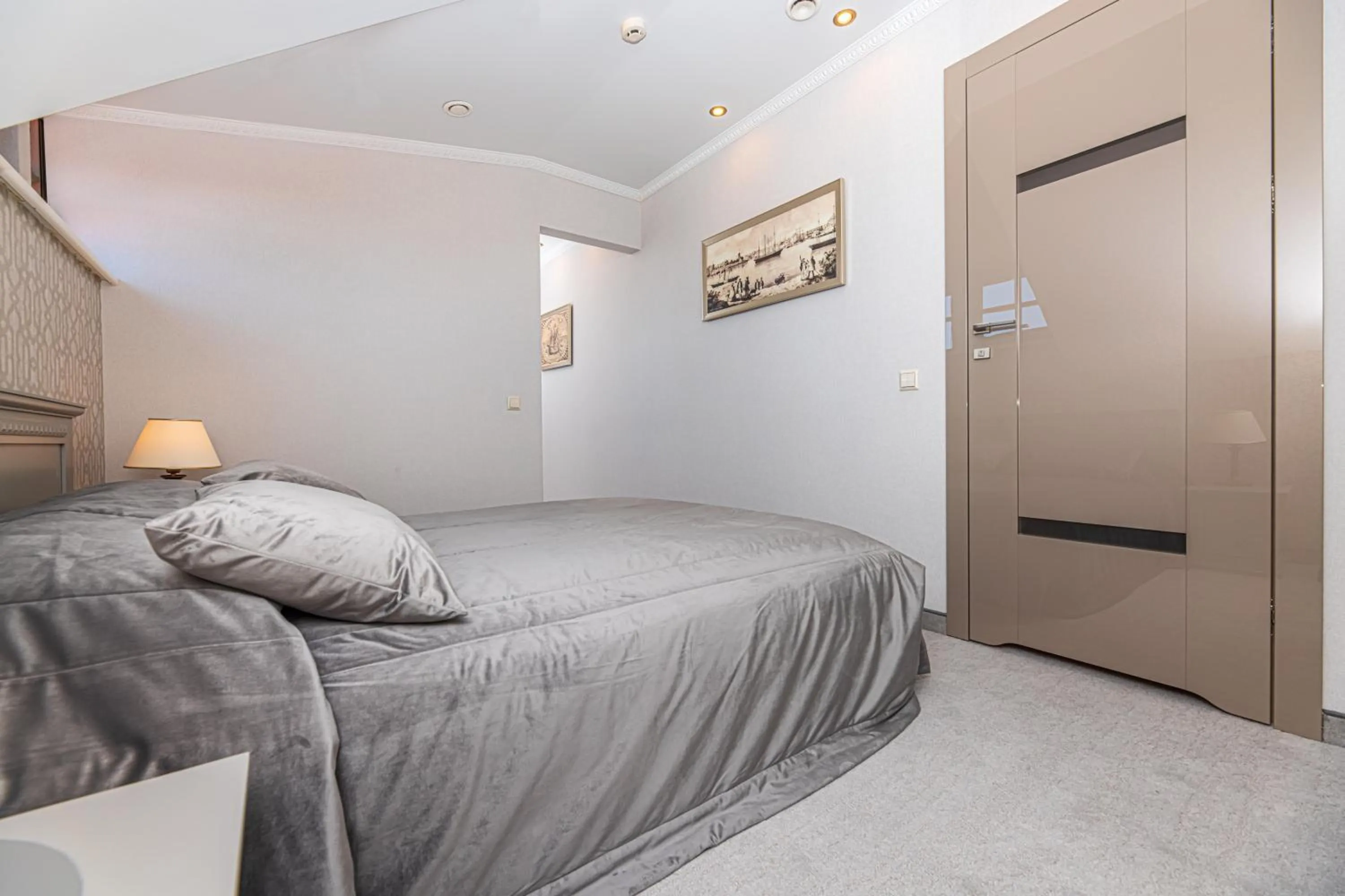 Bed in Senoji Hansa Hotel