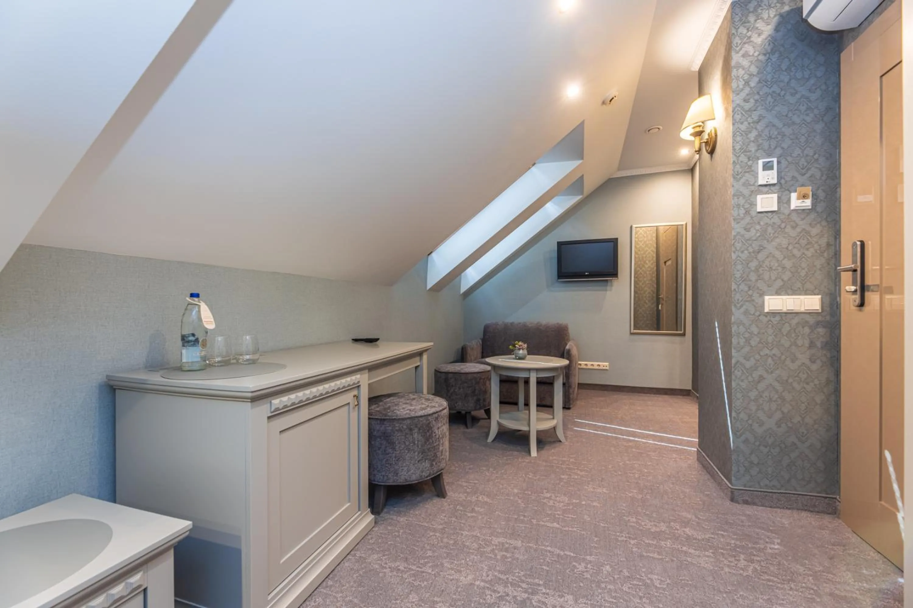 Living room in Senoji Hansa Hotel