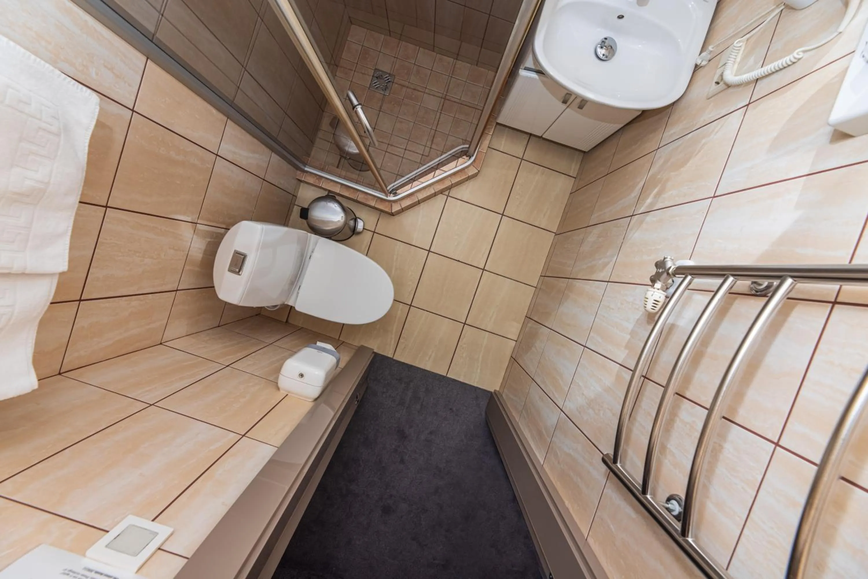Bathroom in Senoji Hansa Hotel