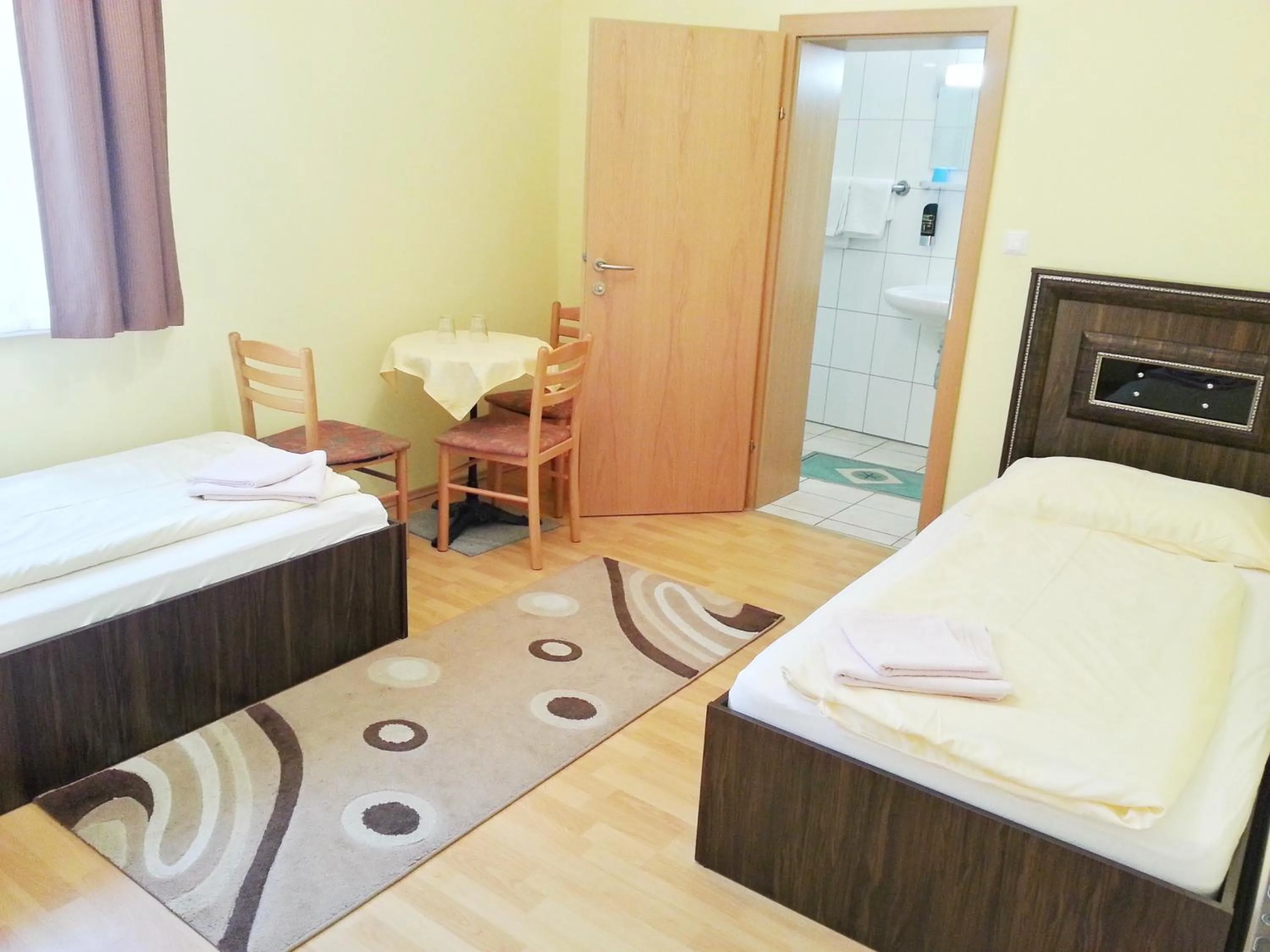 Restaurant/places to eat, Bed in Pension Weisses Lamm