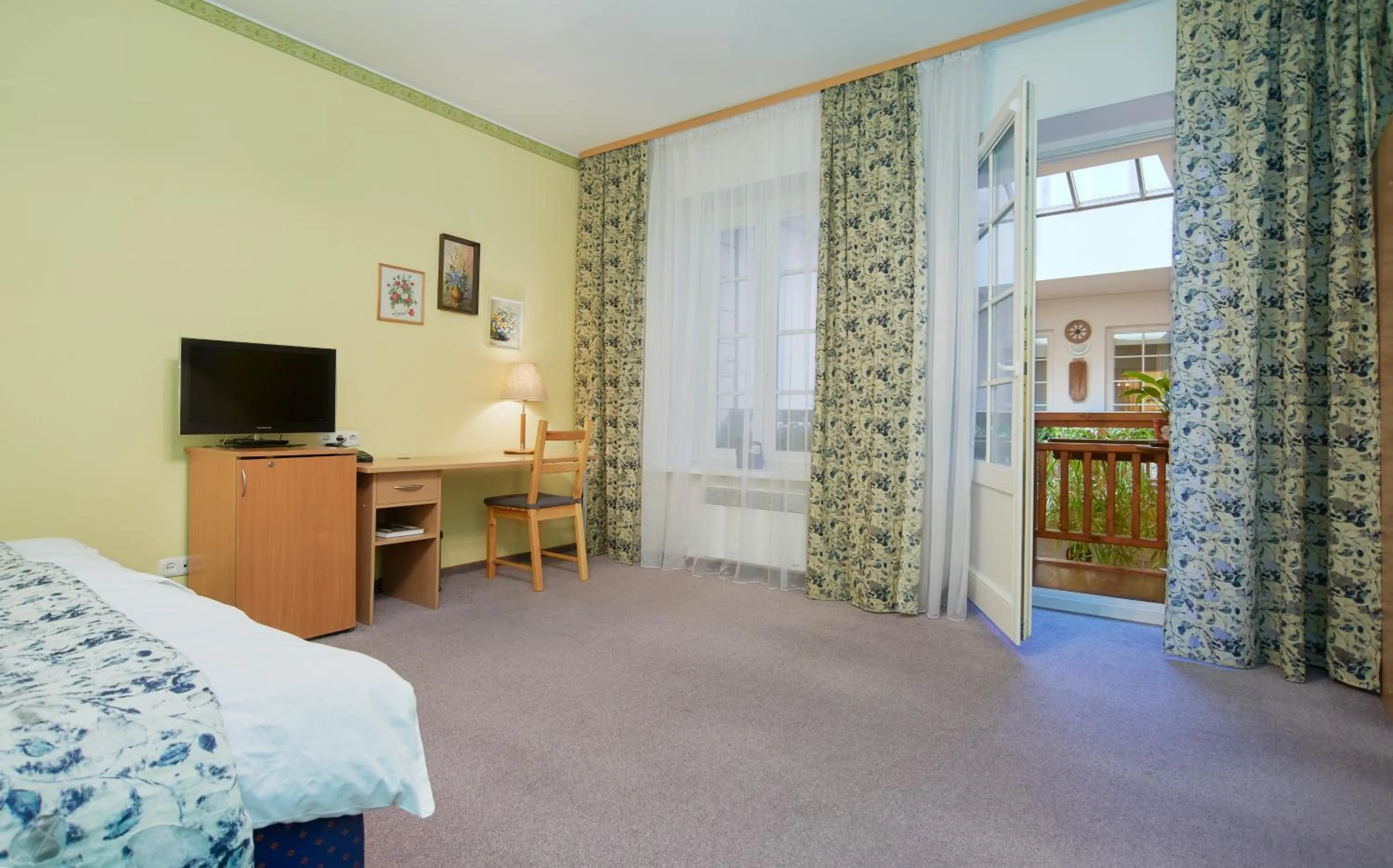 Communal lounge/ TV room, Bed in Angel Town Hall Apartments