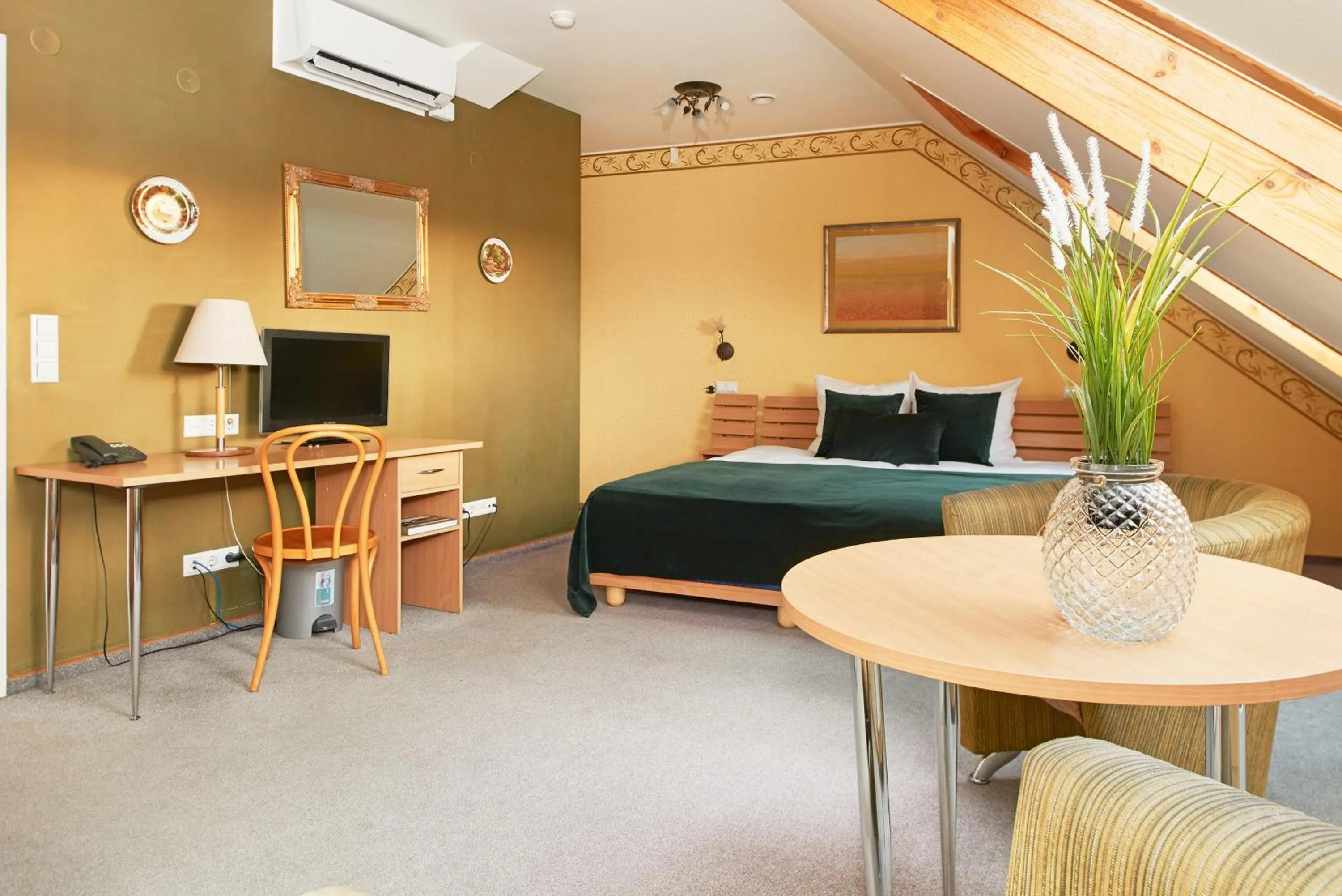 Seating area, Bed in Angel Town Hall Apartments