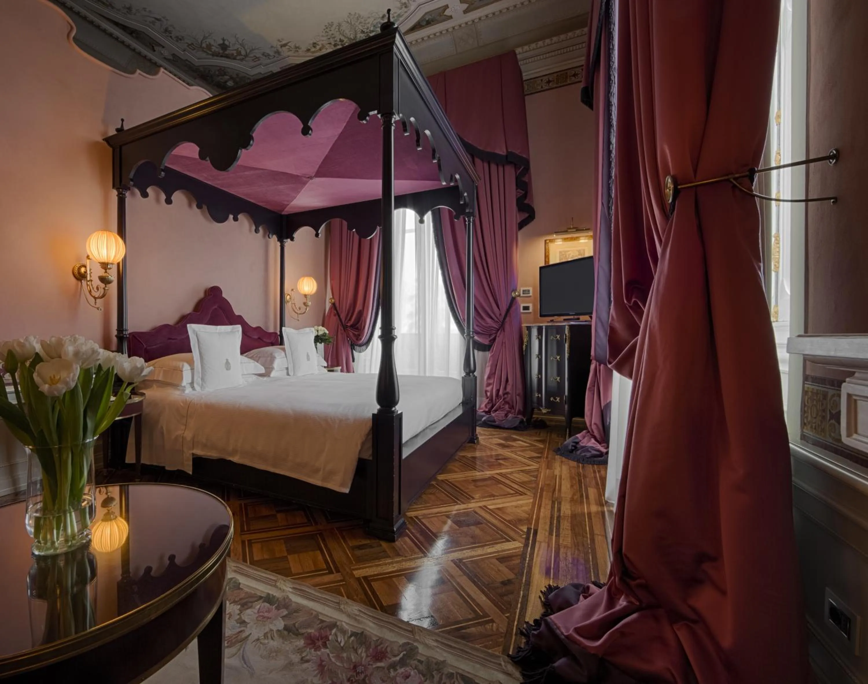 Day, Bed in Villa Cora
