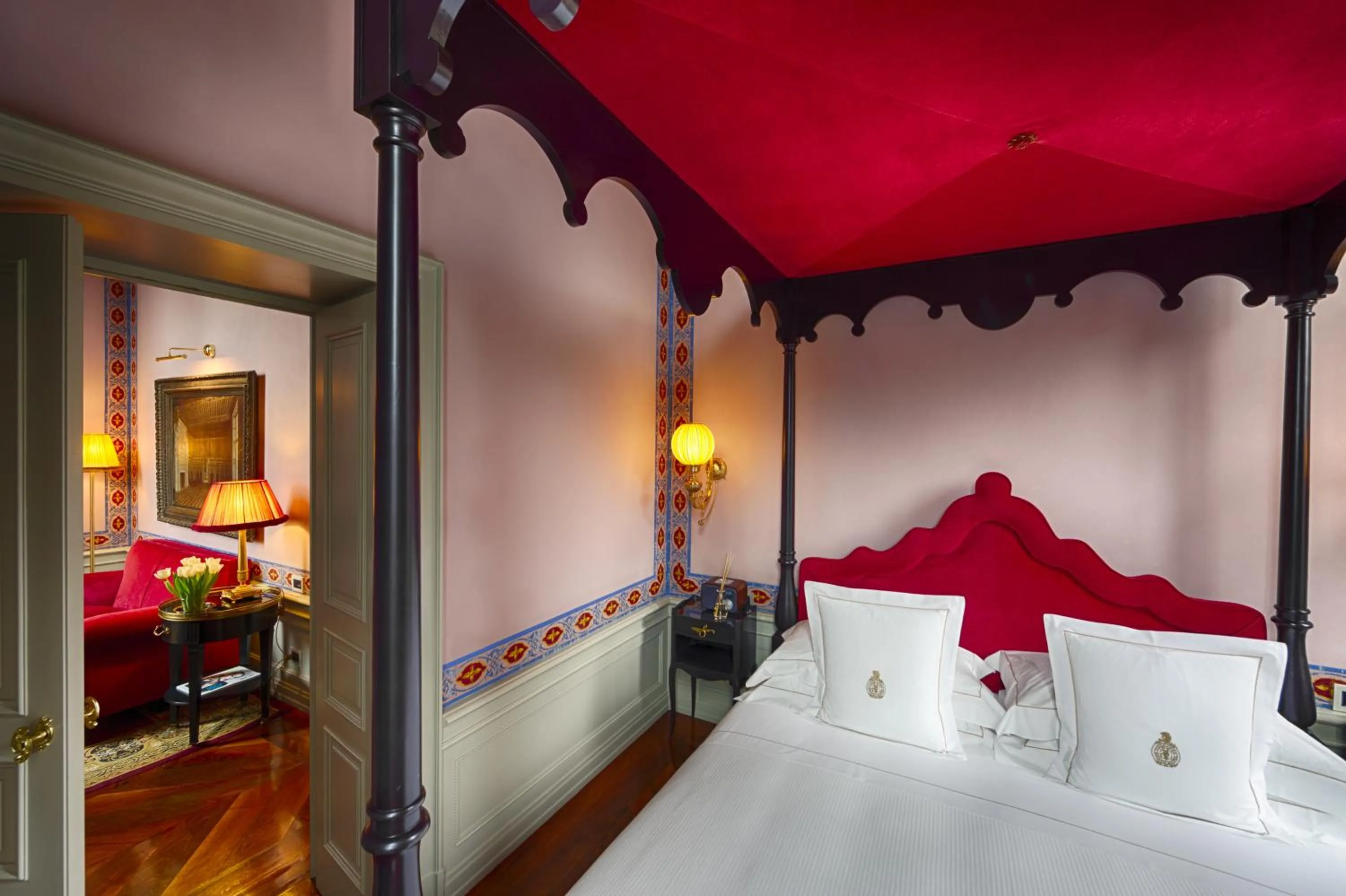 Decorative detail, Bed in Villa Cora