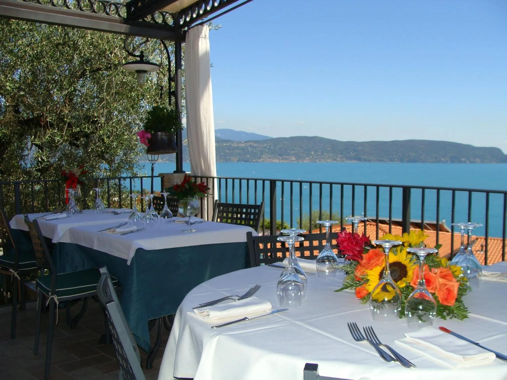 Restaurant/places to eat in Belvedere Hotel & Villa