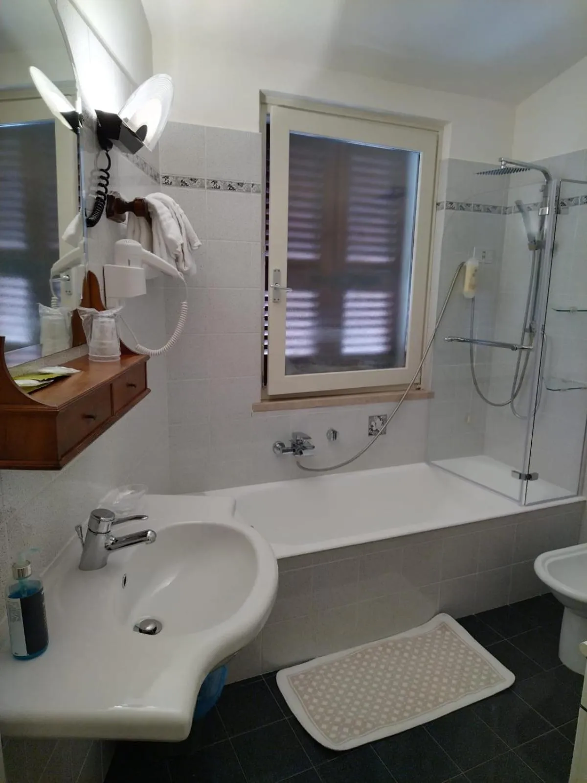 Bathroom in Belvedere Hotel & Villa