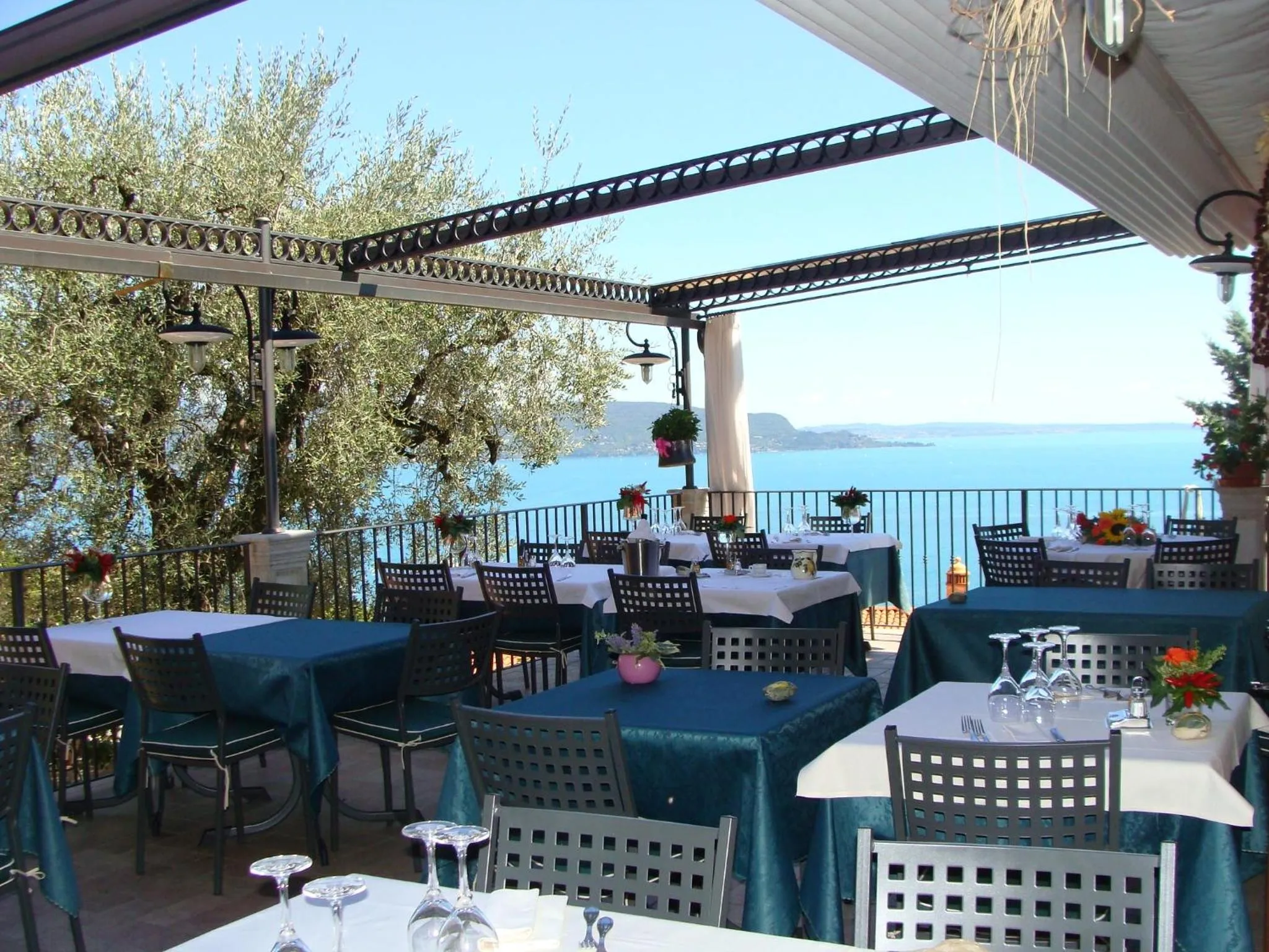 Restaurant/places to eat in Belvedere Hotel & Villa