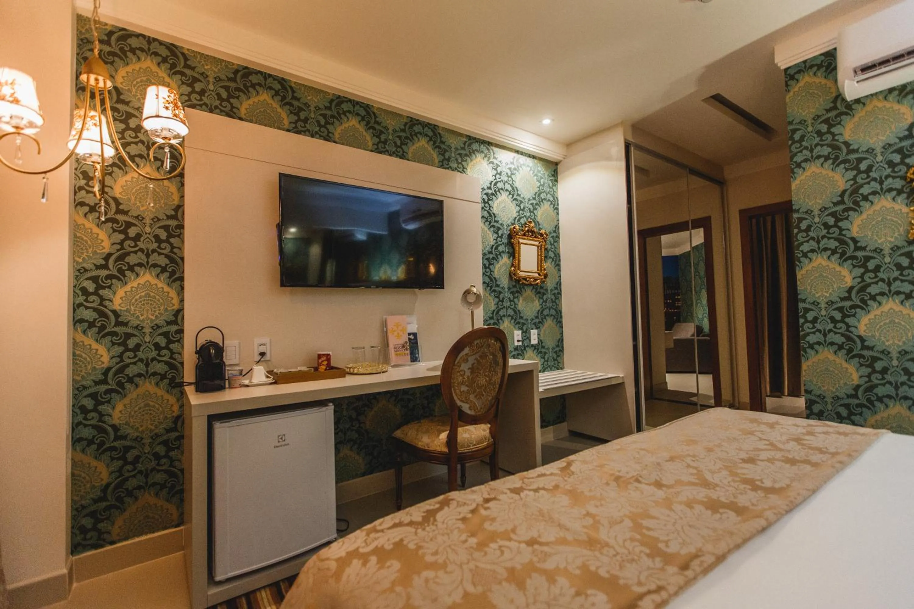 Bed in Golden Lis Hotel Boutique