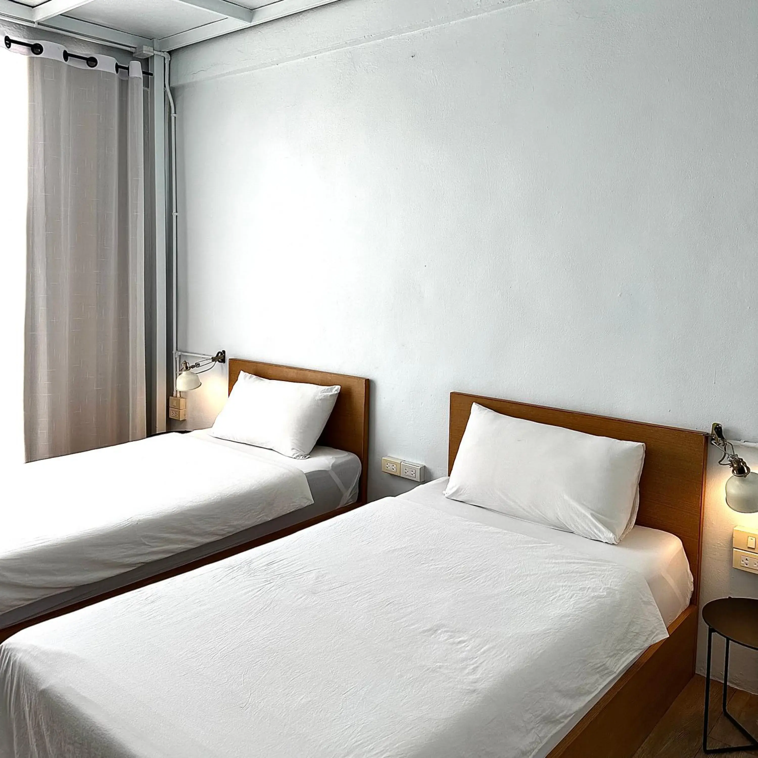 Twin Room with Private Bathroom in Beige Poshtels + Netflix Twin Room with Private Bathroom in Beige Poshtels + Netflix