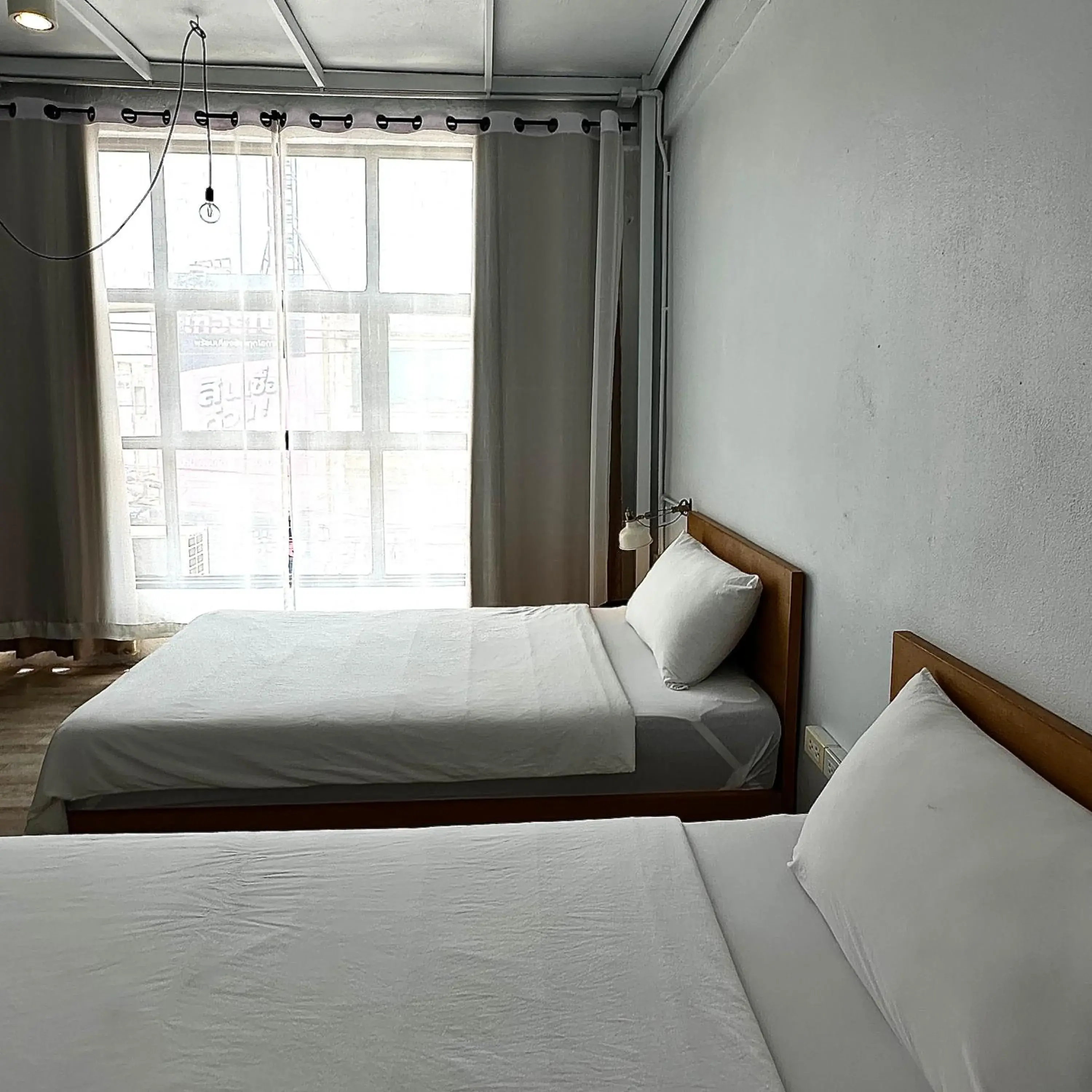 Twin Room with Private Bathroom in Beige Poshtels + Netflix Twin Room with Private Bathroom in Beige Poshtels + Netflix