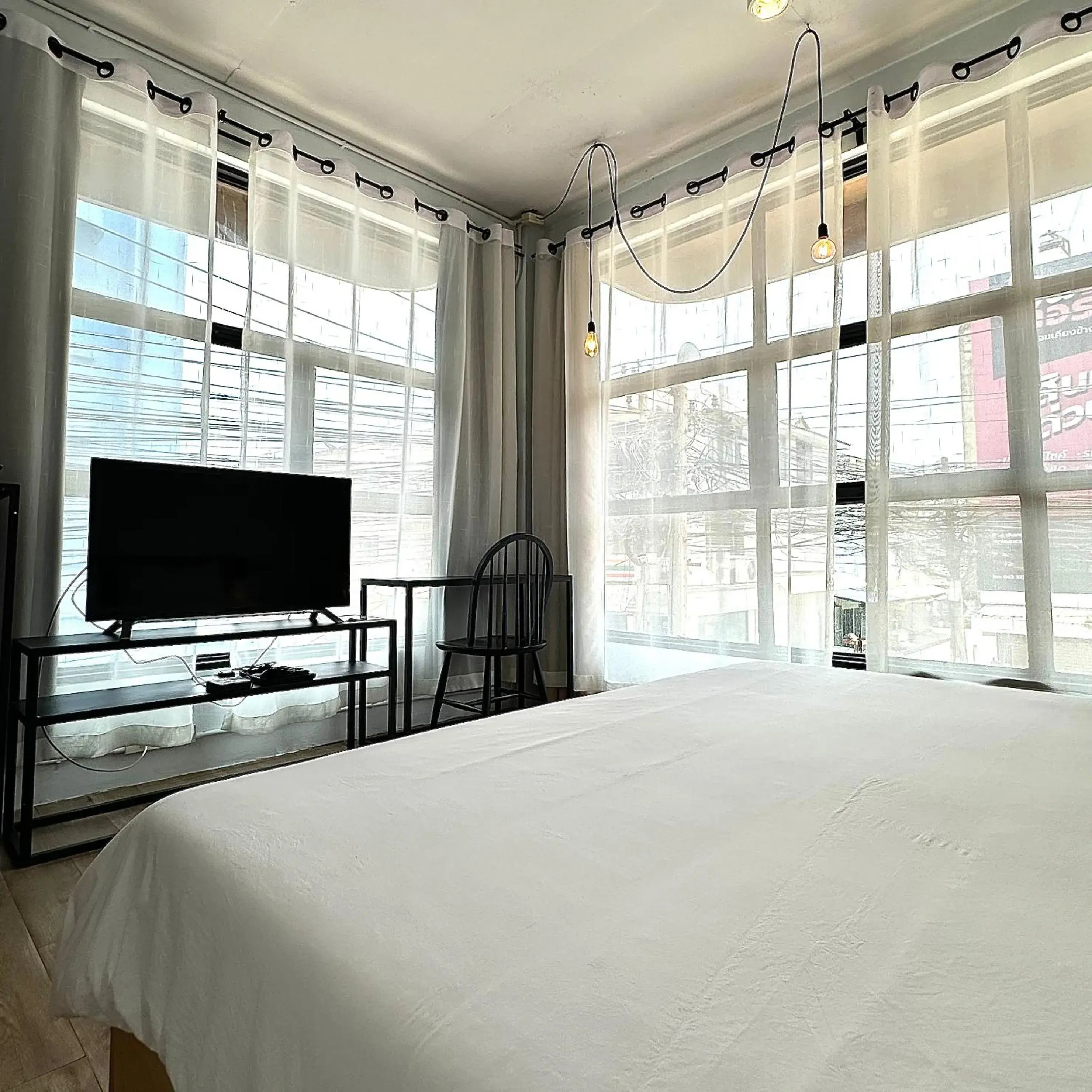 Double Room with Private Bathroom - single occupancy in Beige Poshtels + Netflix Double Room with Private Bathroom - single occupancy in Beige Poshtels + Netflix