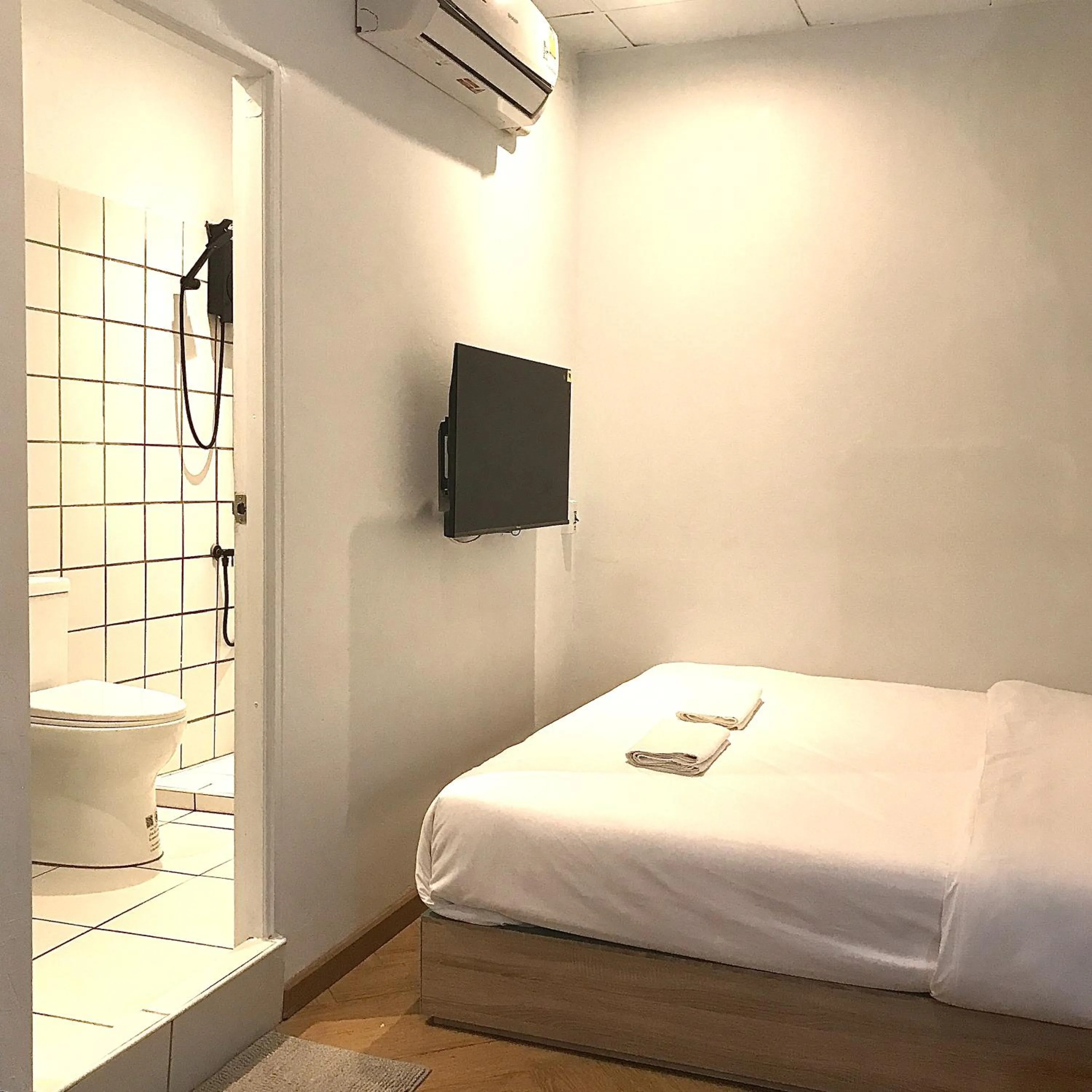 Bathroom, Bed in Beige Poshtels + Netflix