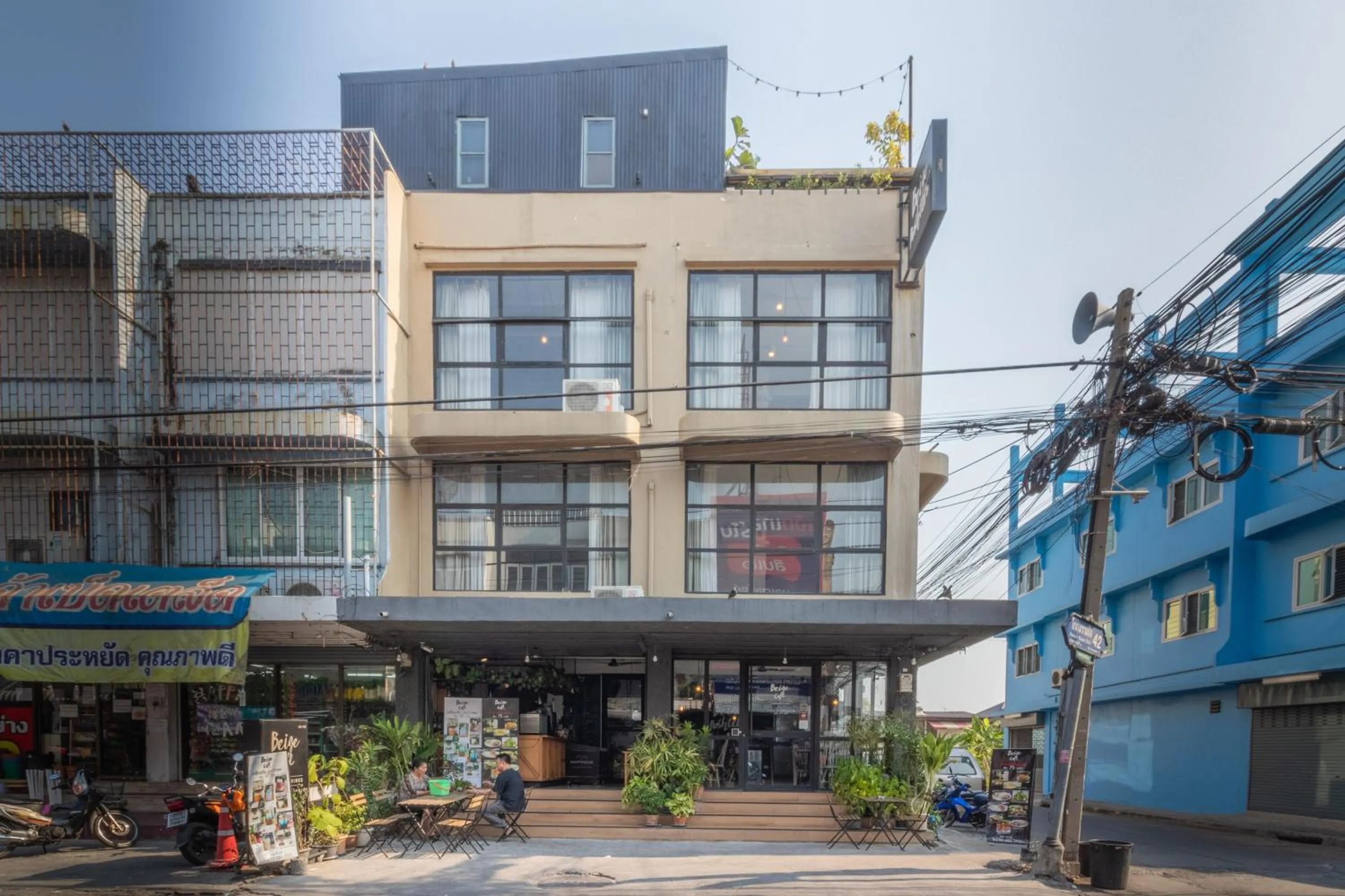 Property building in Beige Poshtels + Netflix