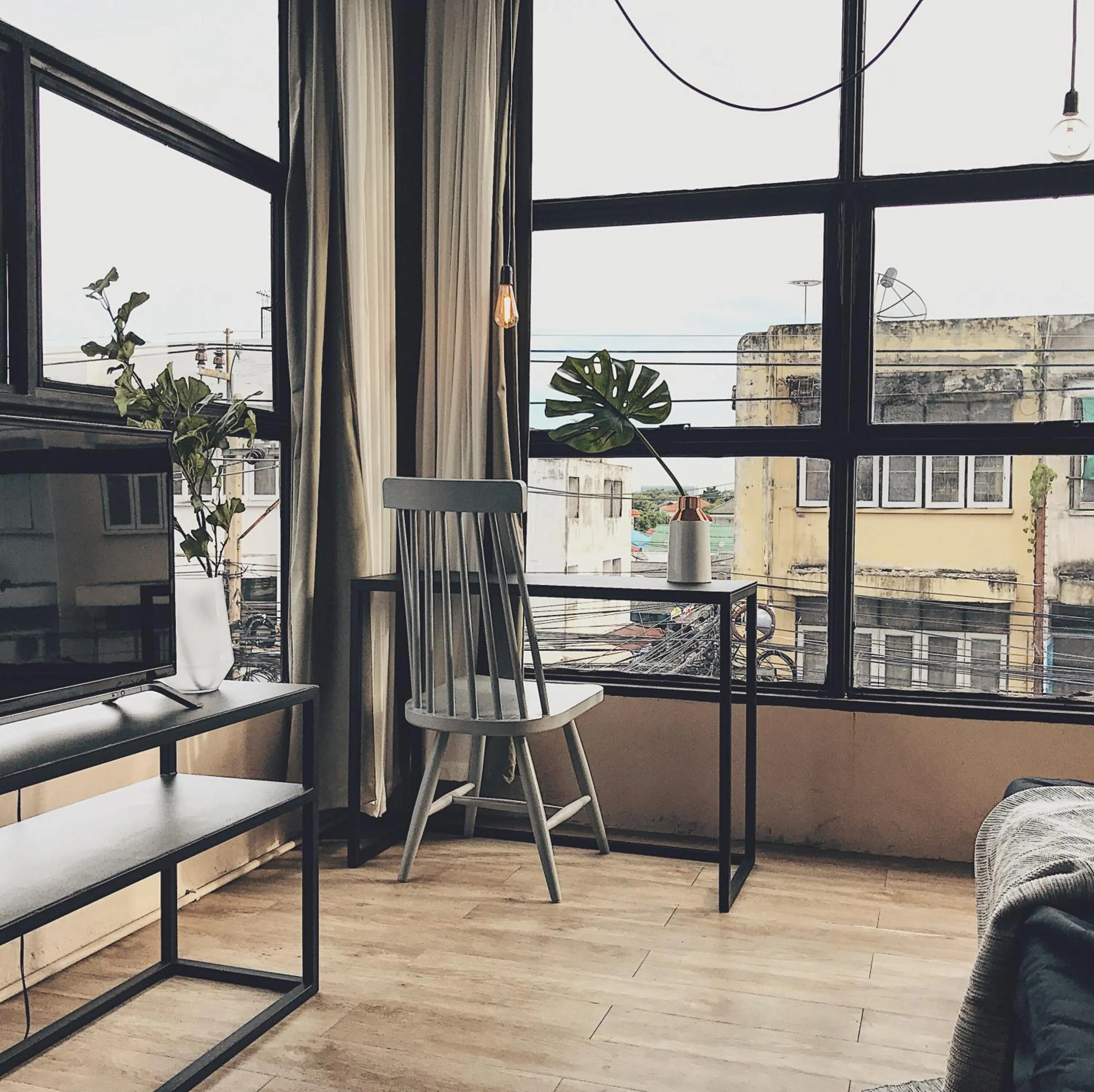 Bedroom in Beige Poshtels + Netflix