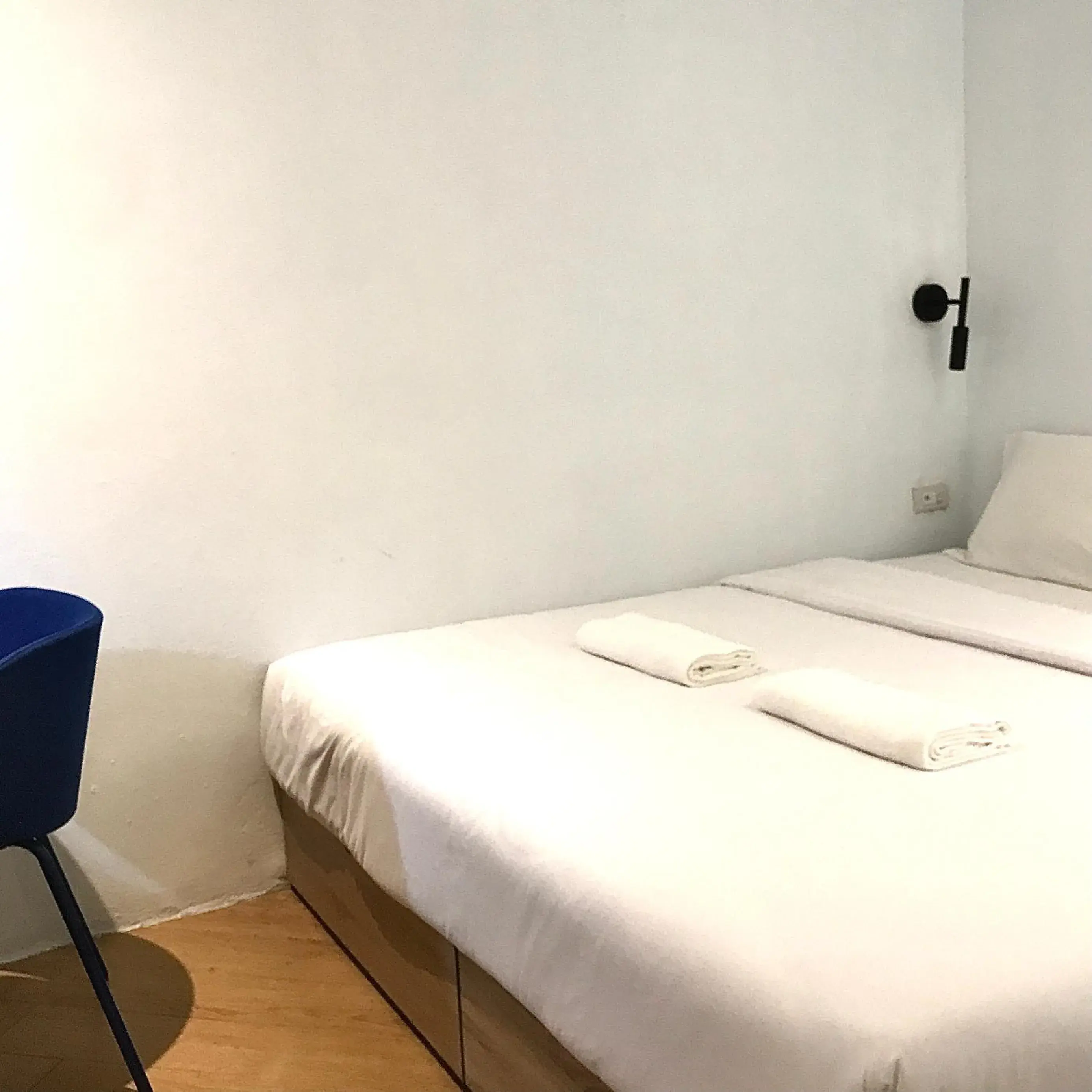 Standard Double Room in Beige Poshtels + Netflix Standard Double Room in Beige Poshtels + Netflix