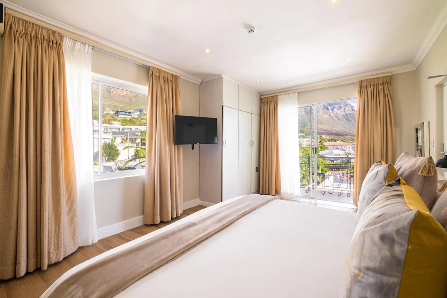 Photo of the whole room, Bed in 3 On Camps Bay