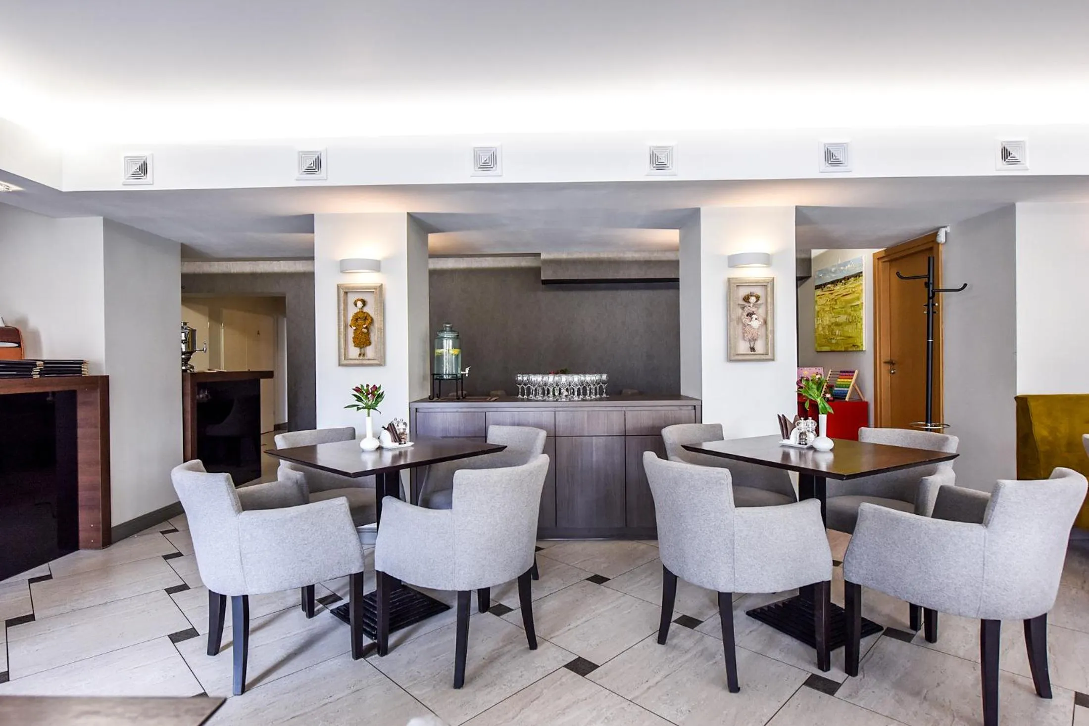 Restaurant/places to eat in Muza Hotel