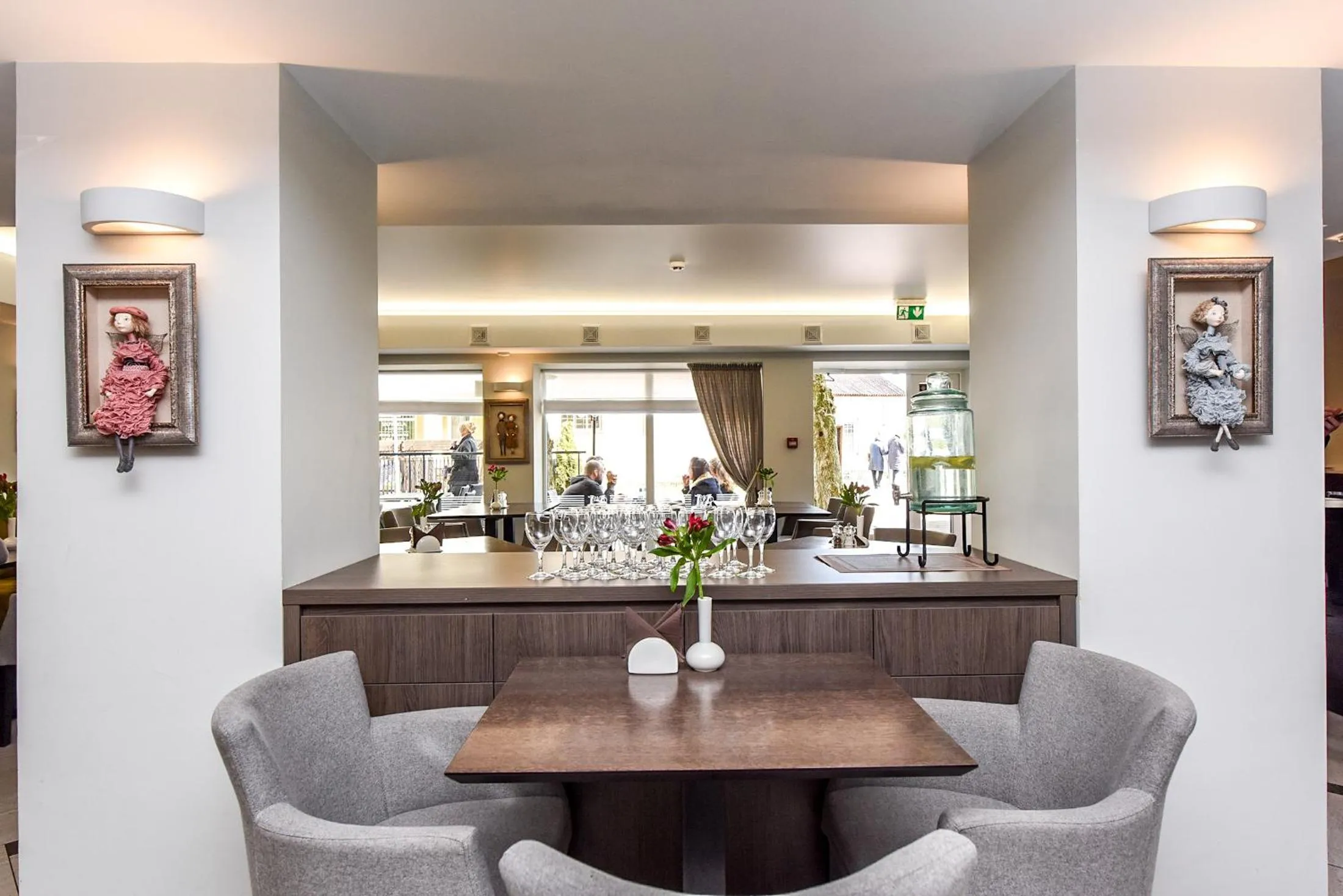 Restaurant/places to eat in Muza Hotel