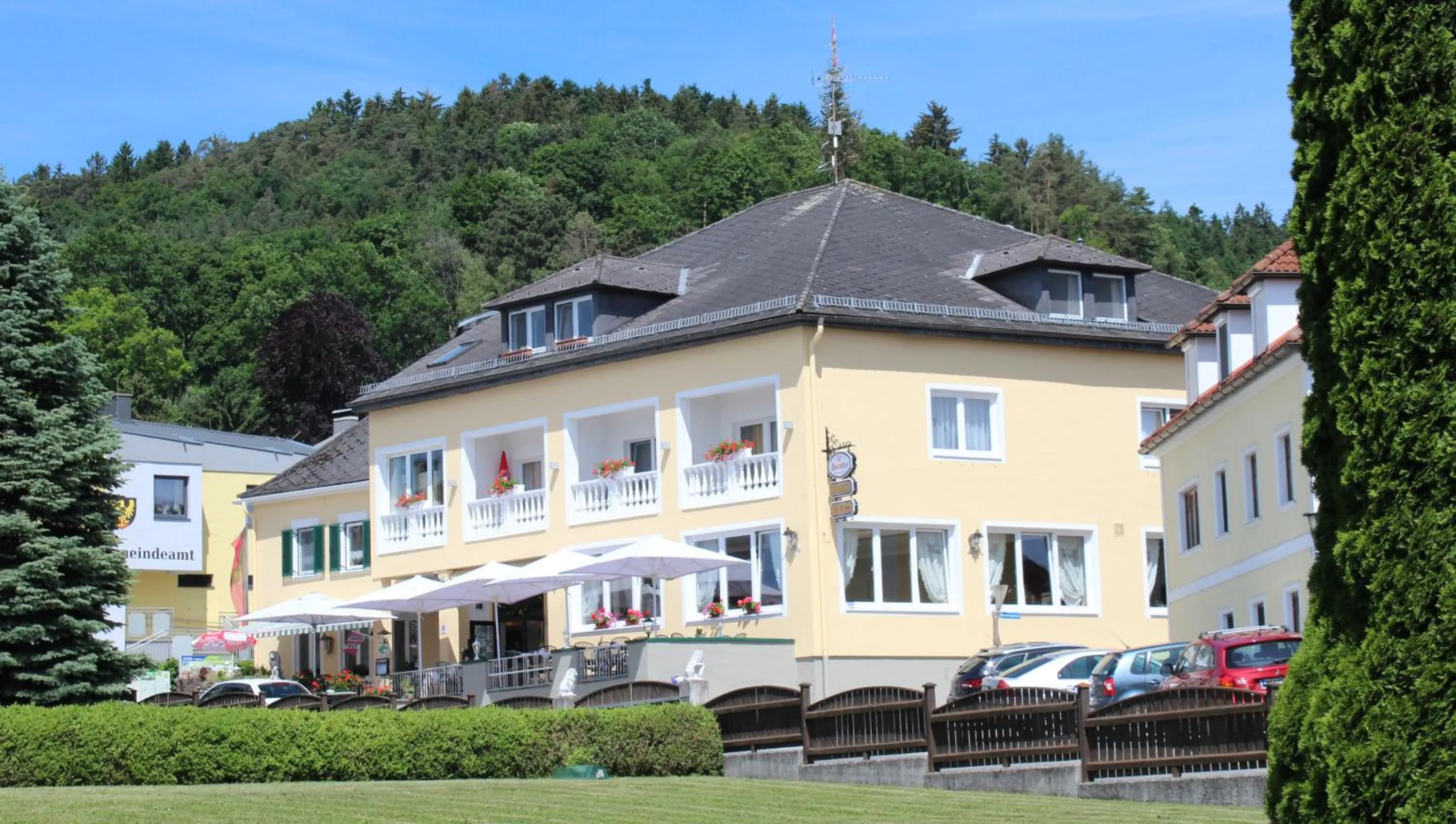 Facade/entrance in Schlossgasthof
