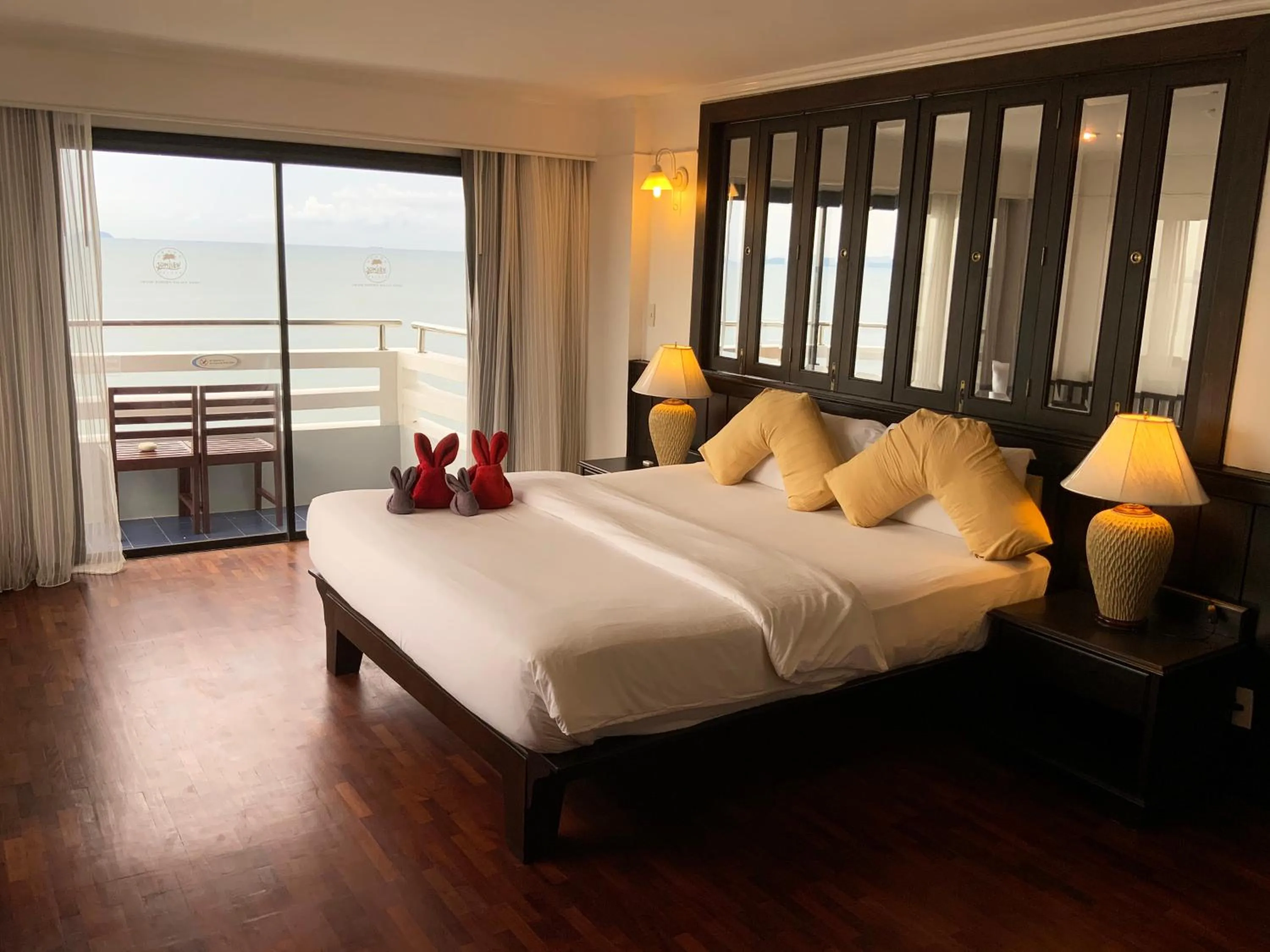 Bed in Grand Jomtien Palace Hotel - SHA Extra Plus