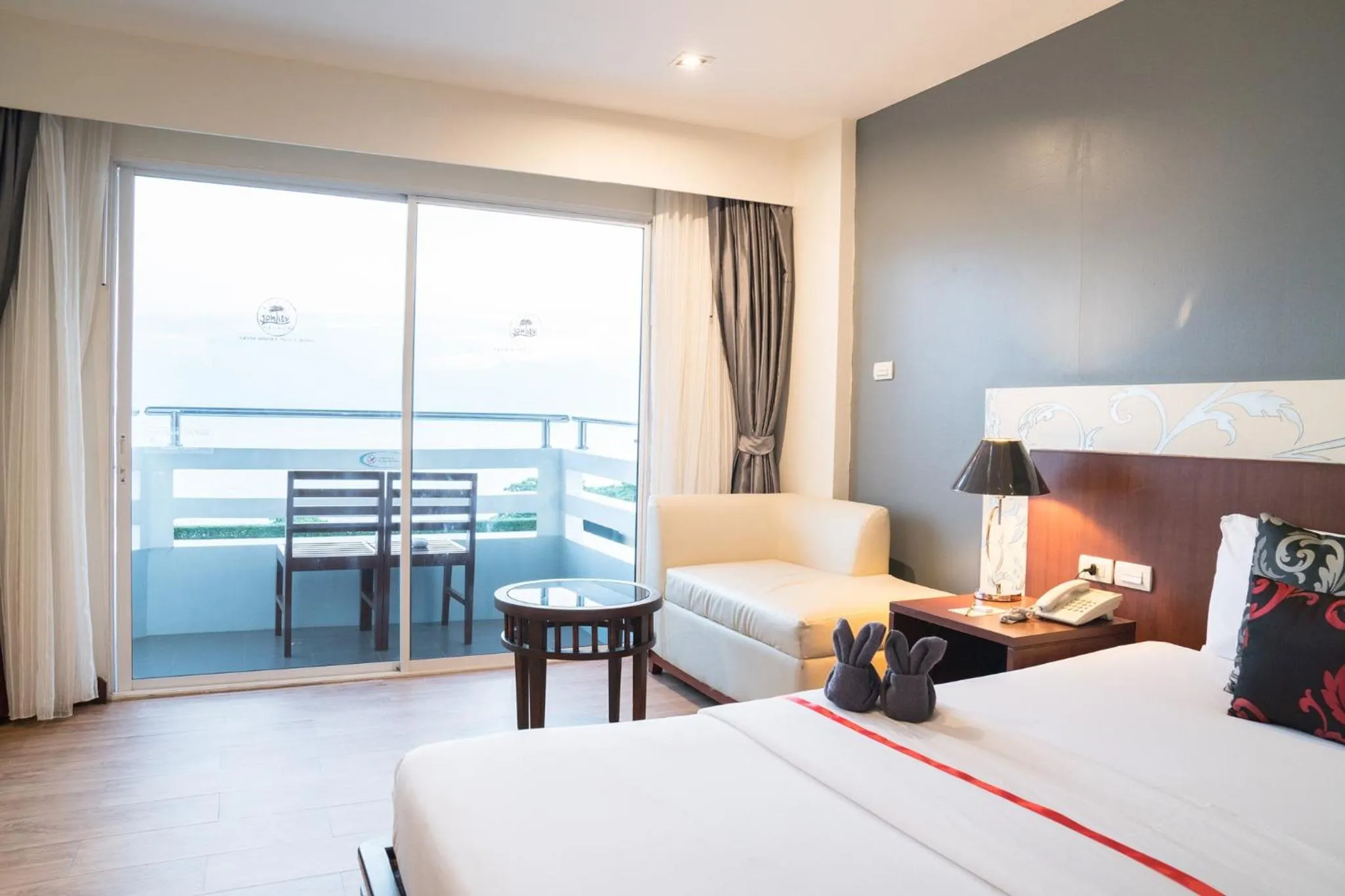 Sea view, Bed in Grand Jomtien Palace Hotel - SHA Extra Plus