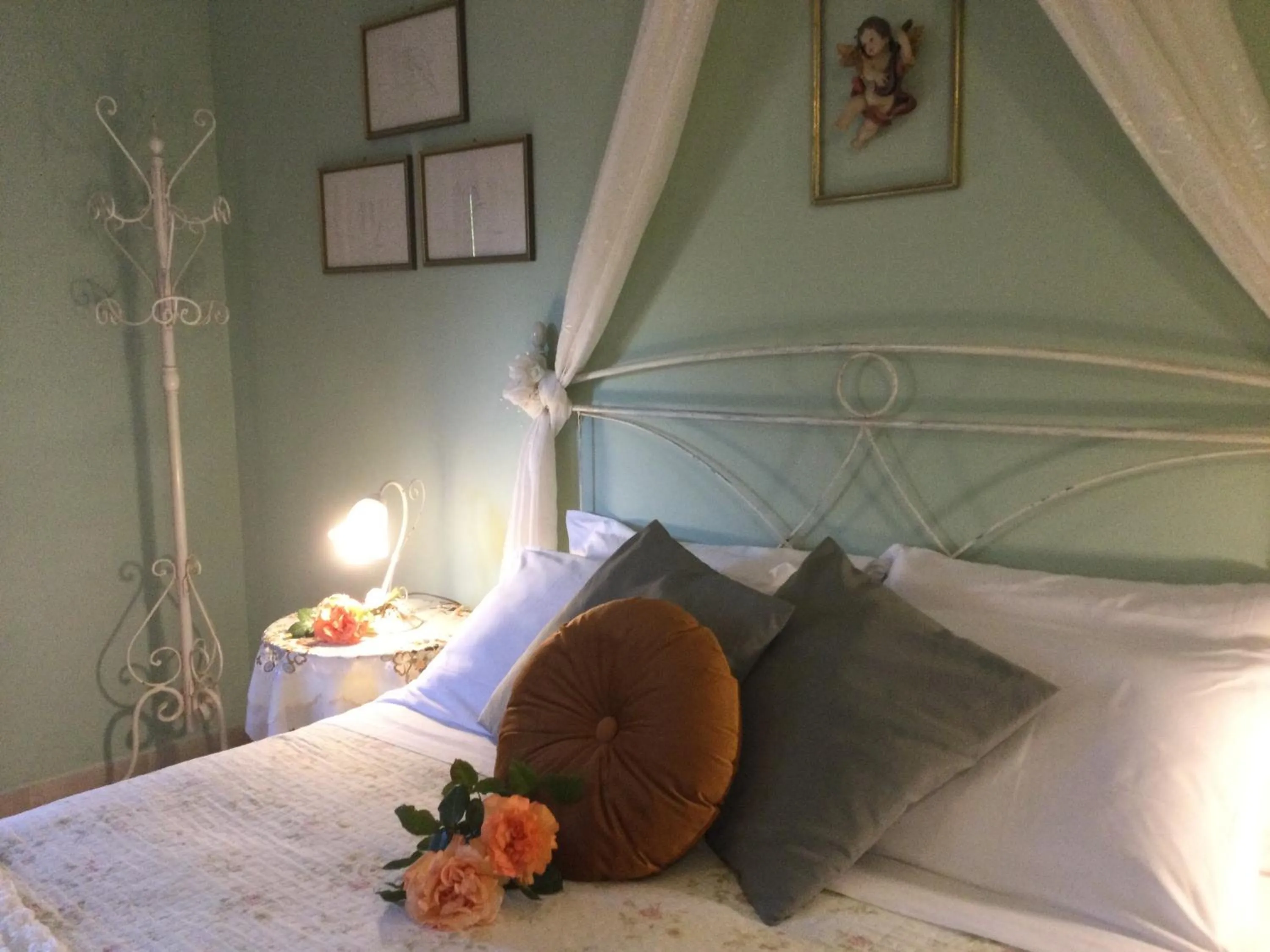 Decorative detail in Mirella Charming