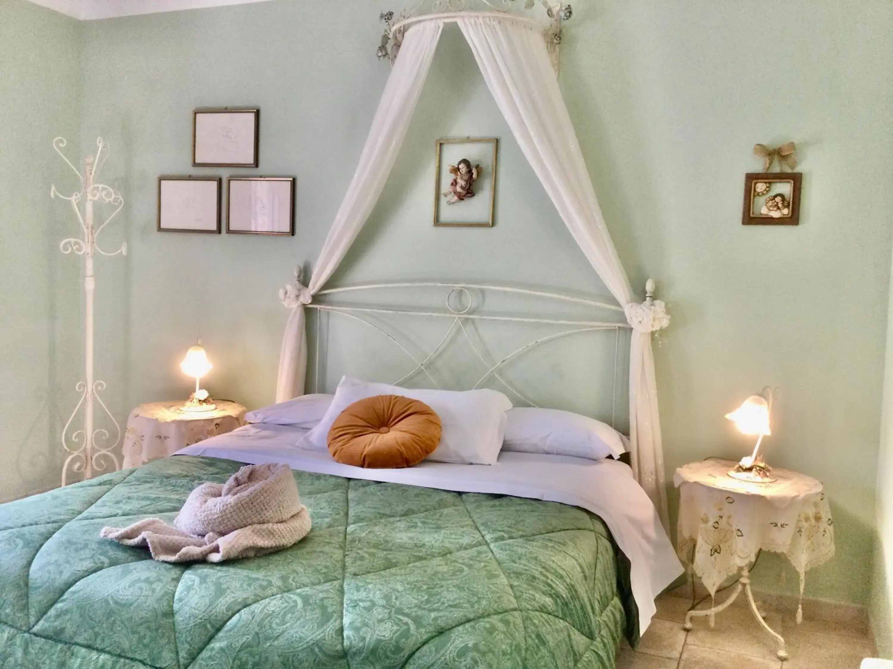 Large Double Room in Mirella Charming Large Double Room in Mirella Charming