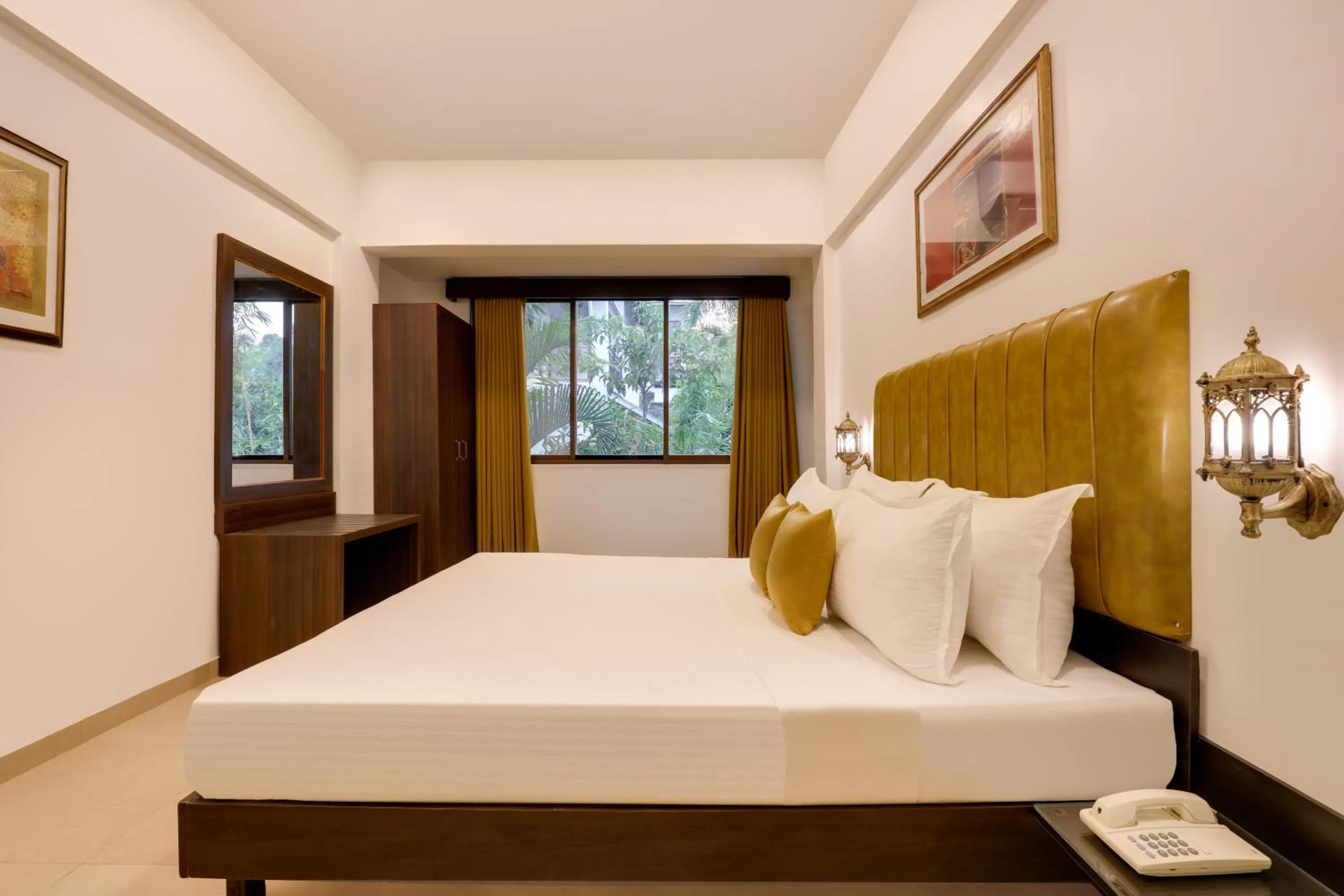 Bedroom, Bed in Lemon Tree Hotel, Dapoli