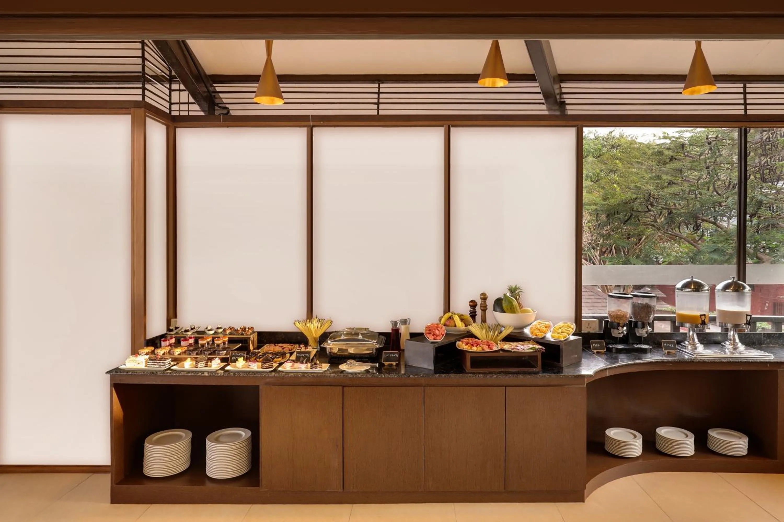 Restaurant/places to eat in Lemon Tree Hotel, Dapoli