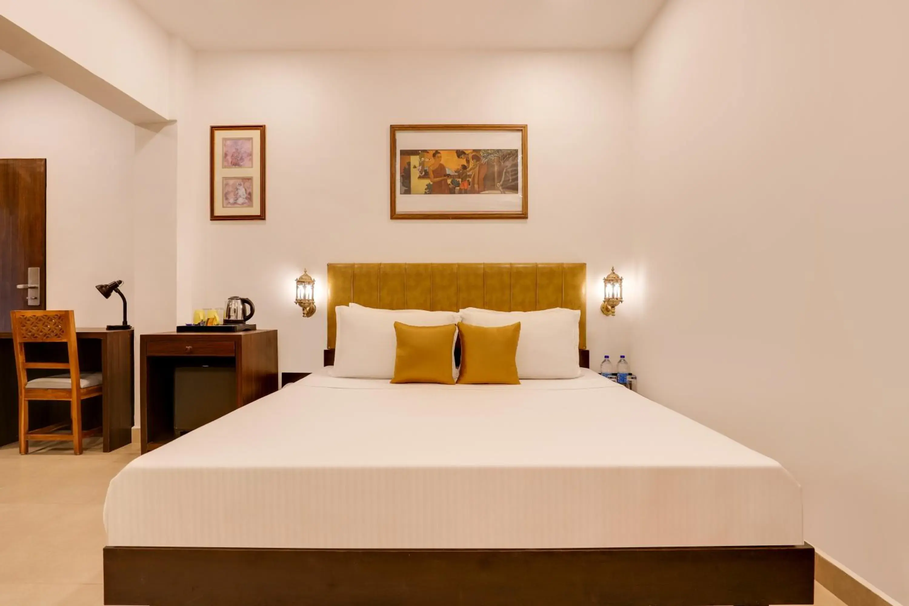Superior King Room - single occupancy in Lemon Tree Hotel, Dapoli Superior King Room - single occupancy in Lemon Tree Hotel, Dapoli