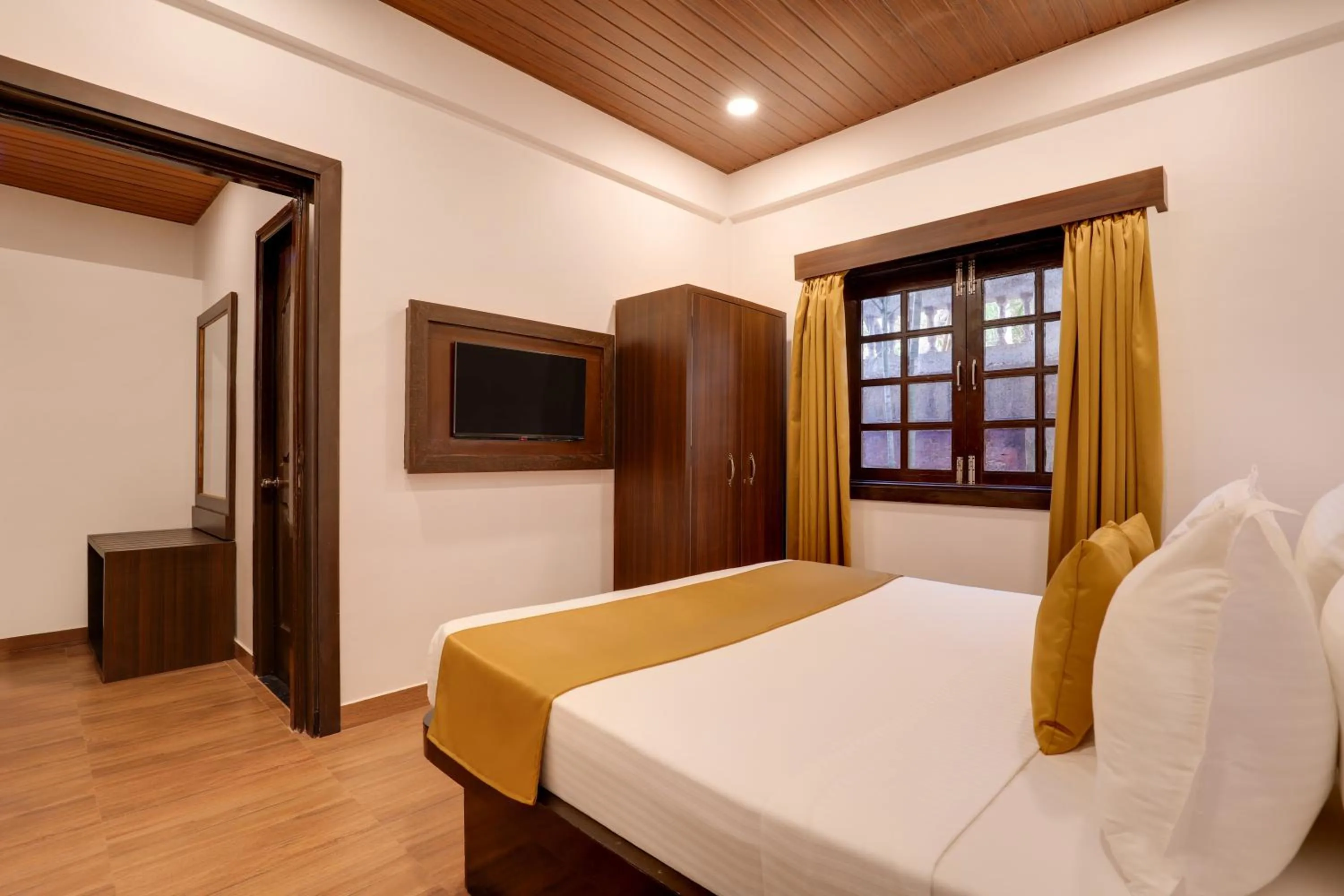 Bedroom, Bed in Lemon Tree Hotel, Dapoli