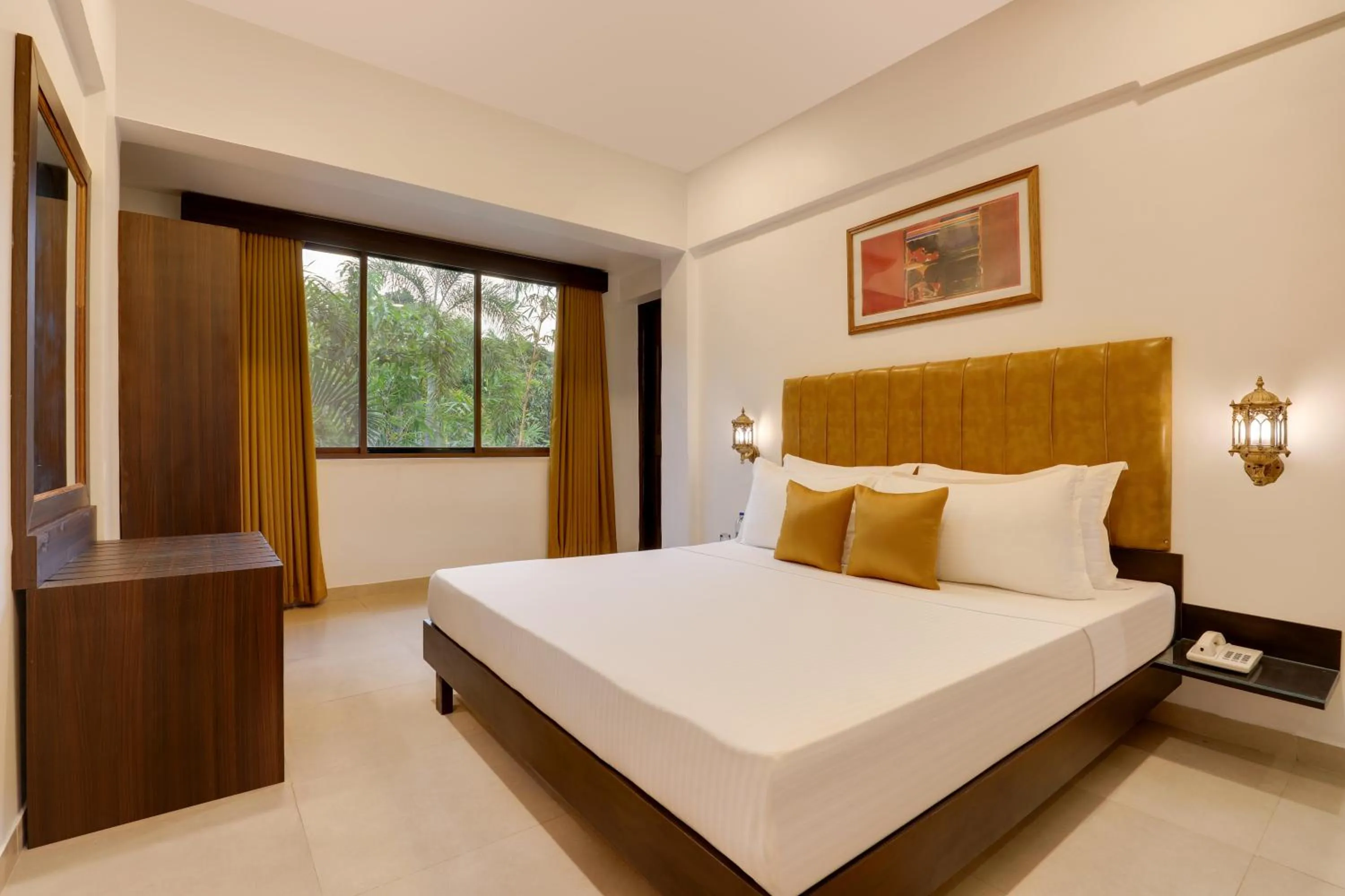 Bedroom, Bed in Lemon Tree Hotel, Dapoli