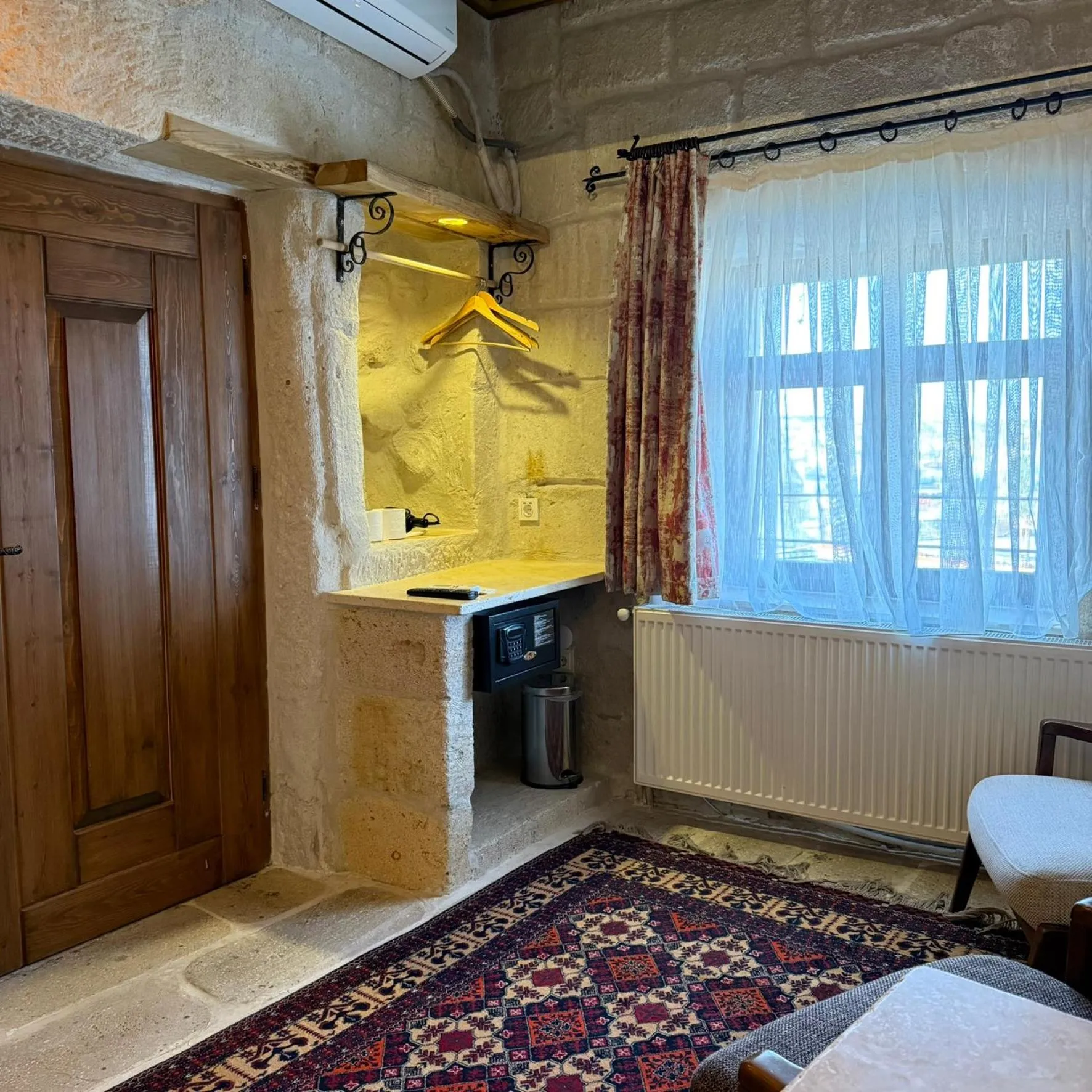 Seating area, Bed in Local Cave House