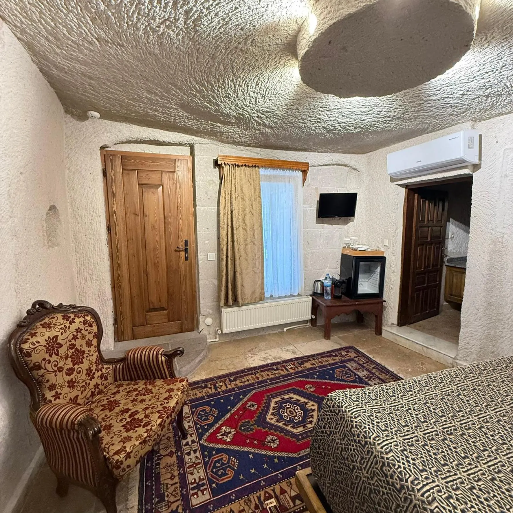 Photo of the whole room, Bed in Local Cave House