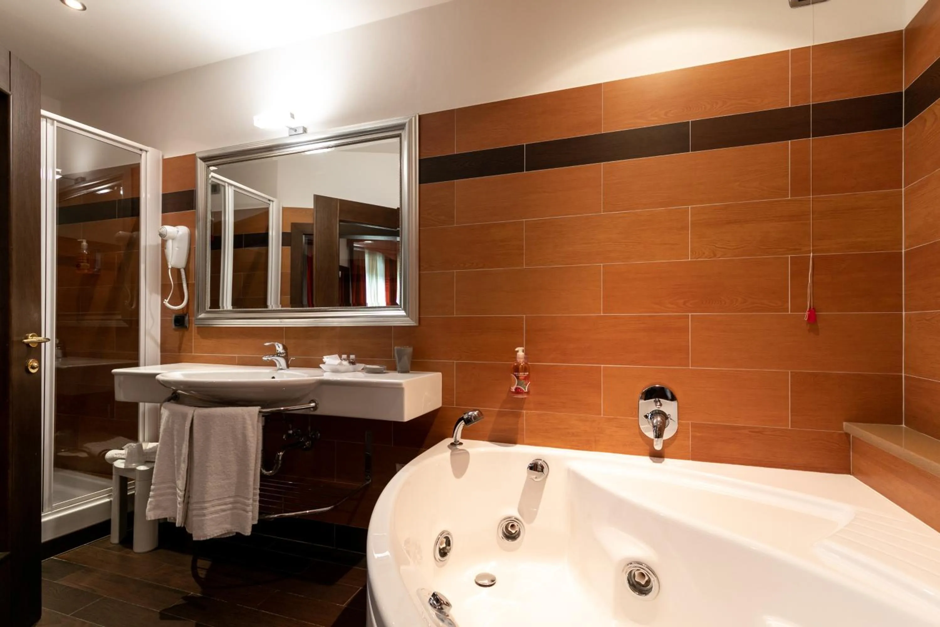 Hot Tub in Hotel Isolabella Wellness