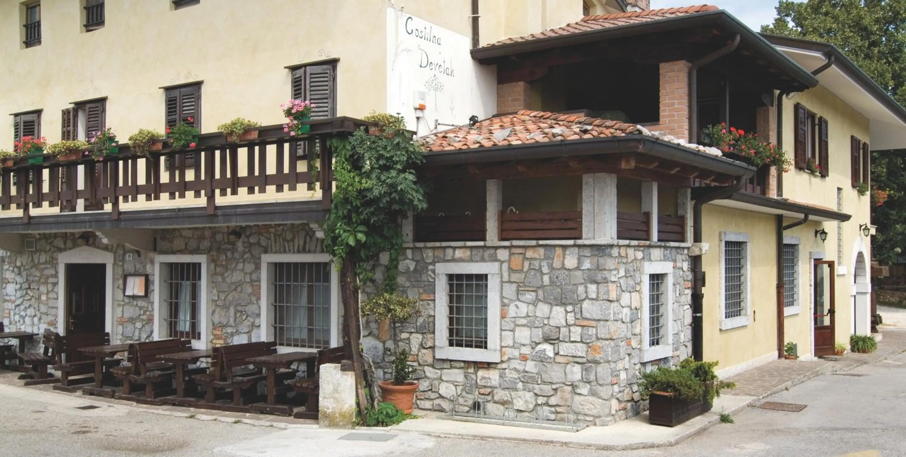 Facade/entrance in Lokanda Devetak