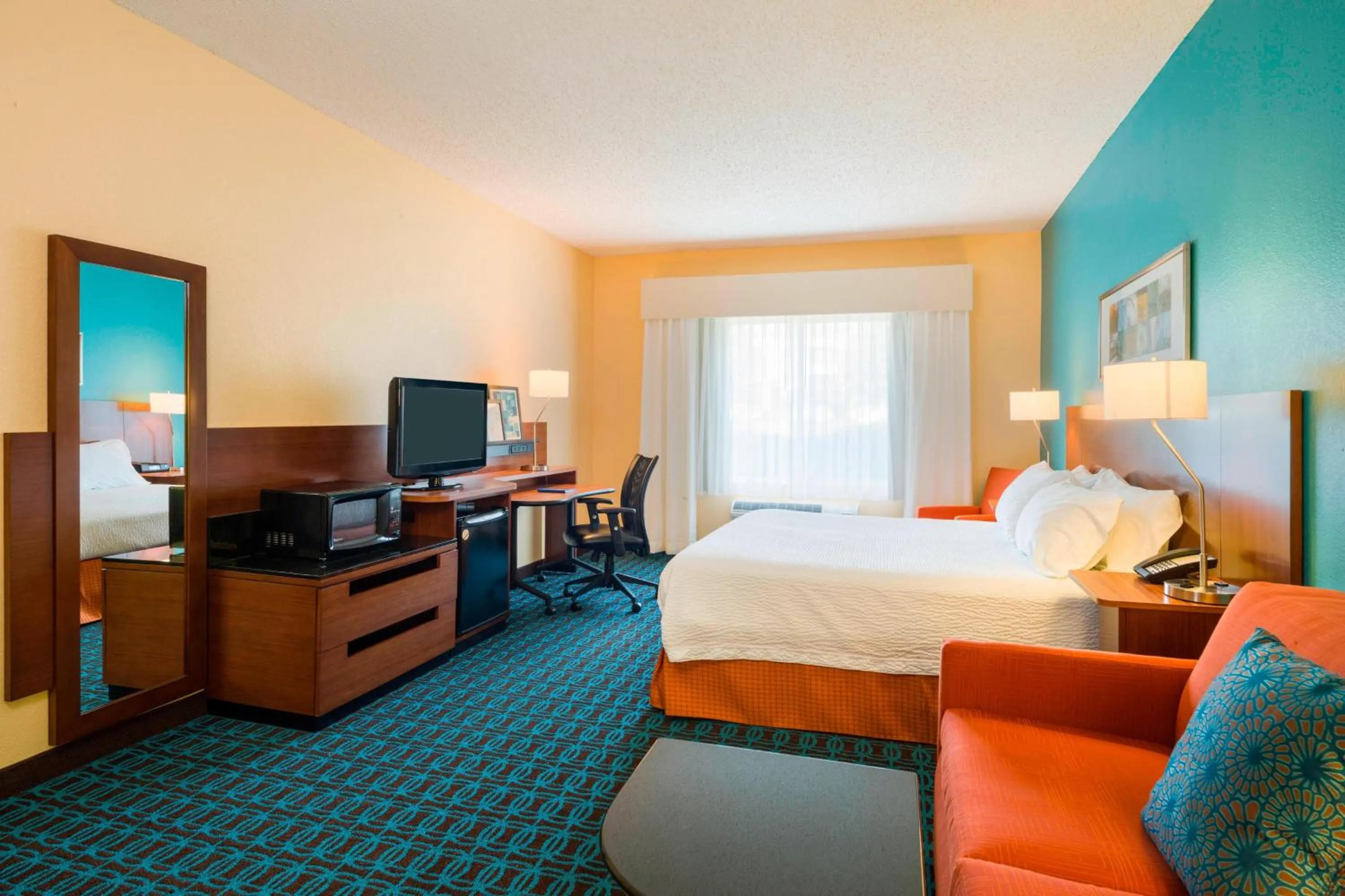 Photo of the whole room, Bed in Best Western Allentown Bethlehem Lehigh Valley Inn & Suites