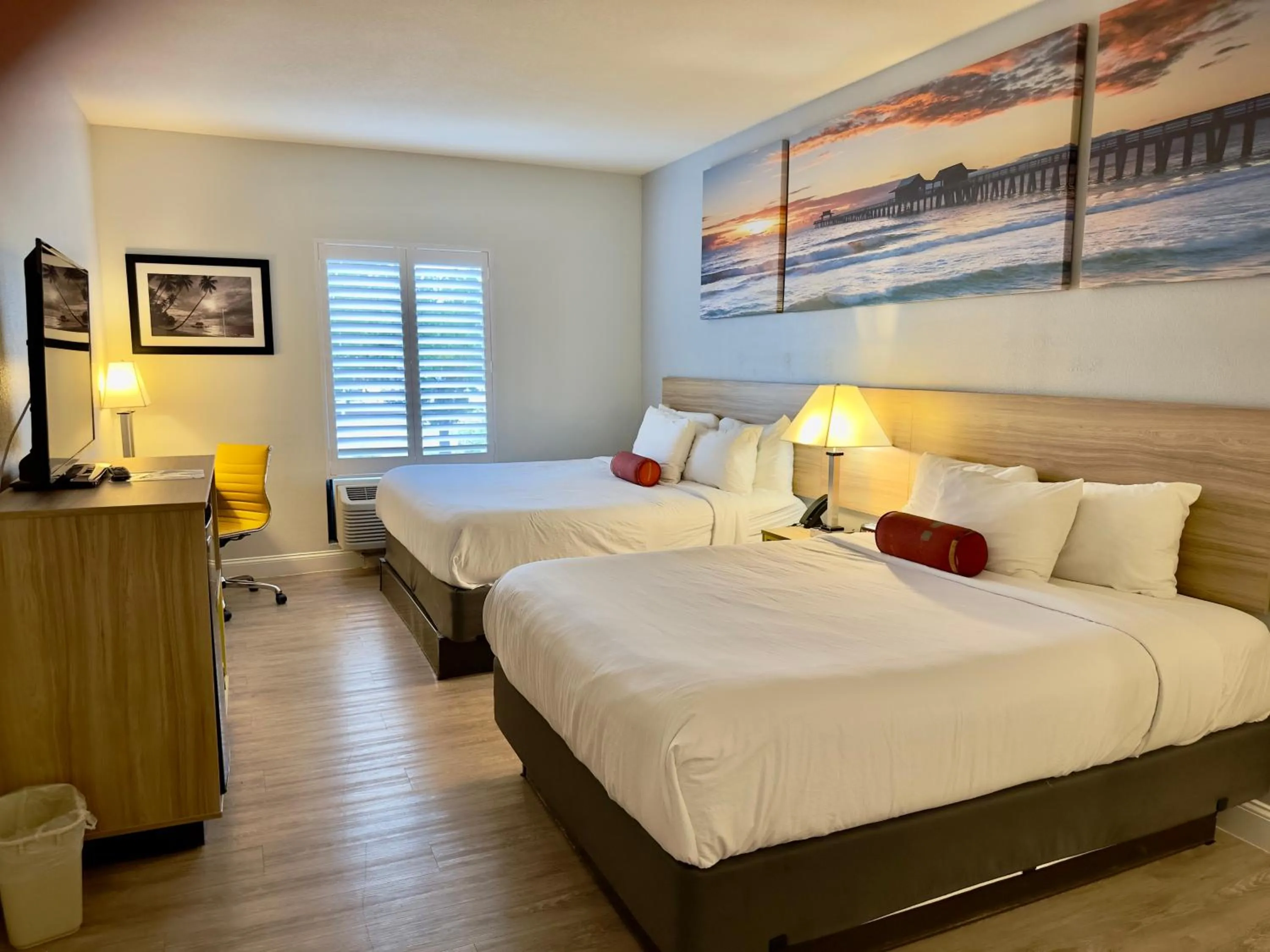 Bedroom, Bed in Days Inn & Suites by Wyndham Lakeland