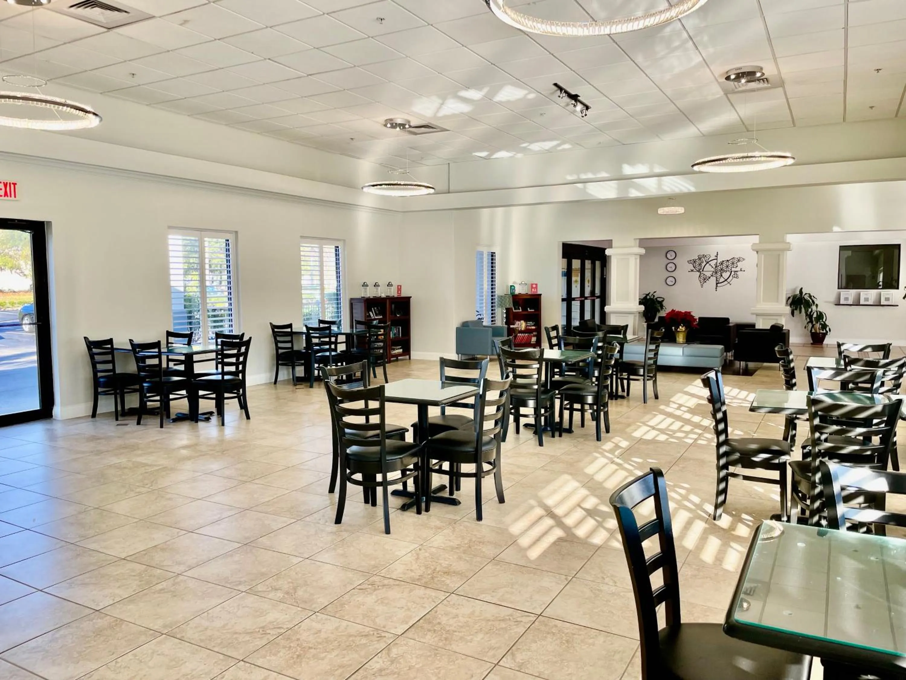 Restaurant/places to eat in Days Inn & Suites by Wyndham Lakeland