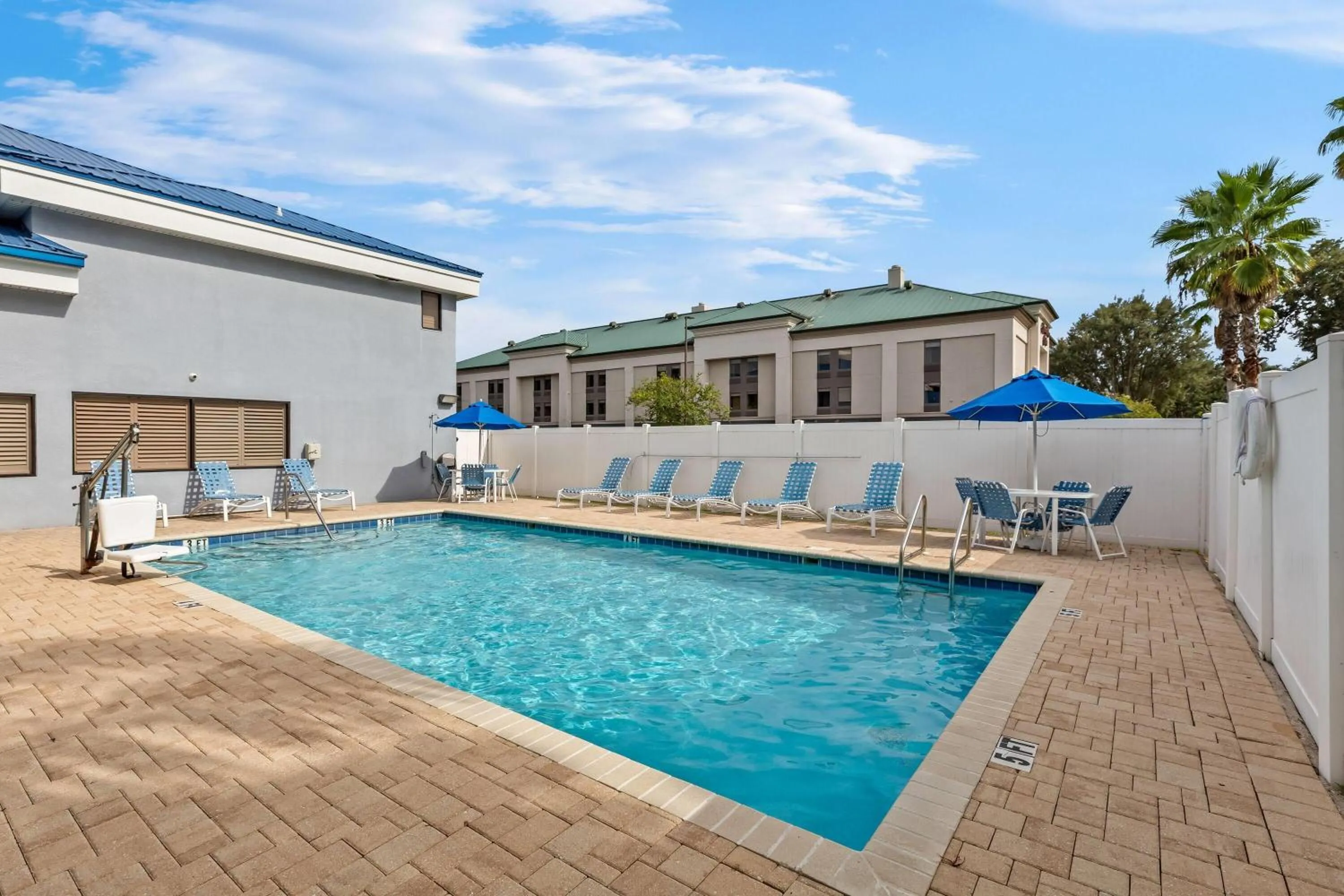 Swimming pool in Days Inn & Suites by Wyndham Lakeland