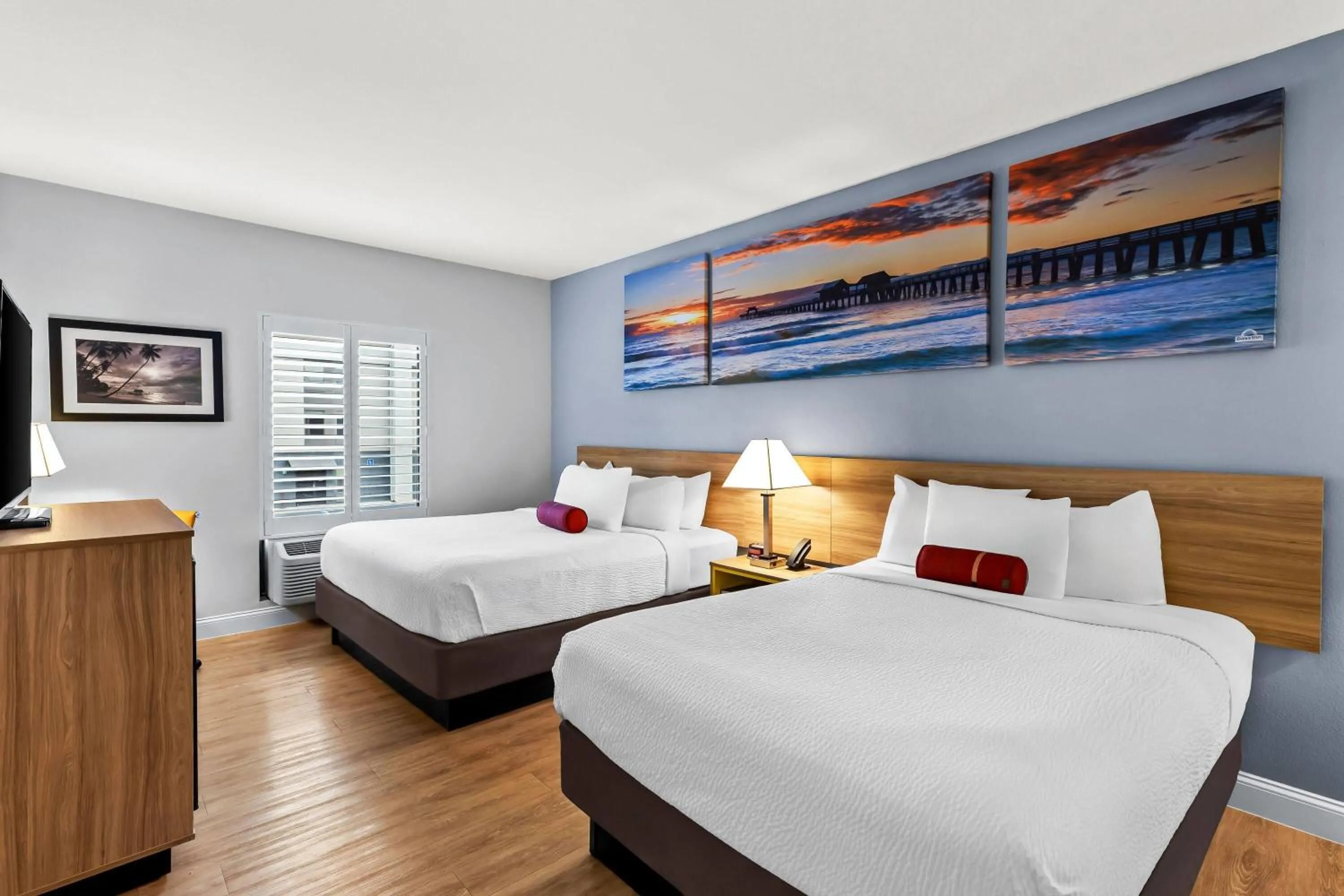 Bed in Days Inn & Suites by Wyndham Lakeland
