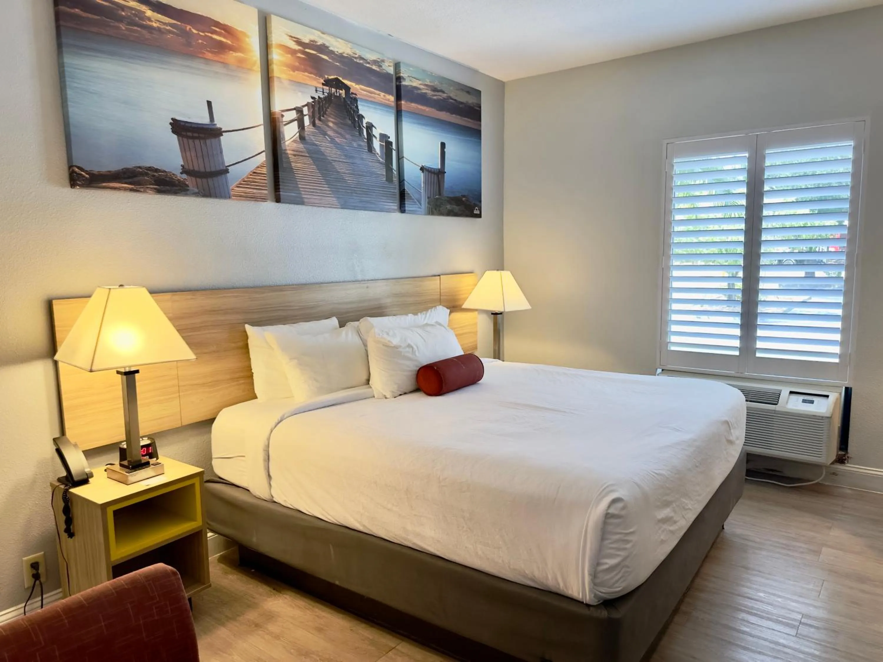 Bed in Days Inn & Suites by Wyndham Lakeland