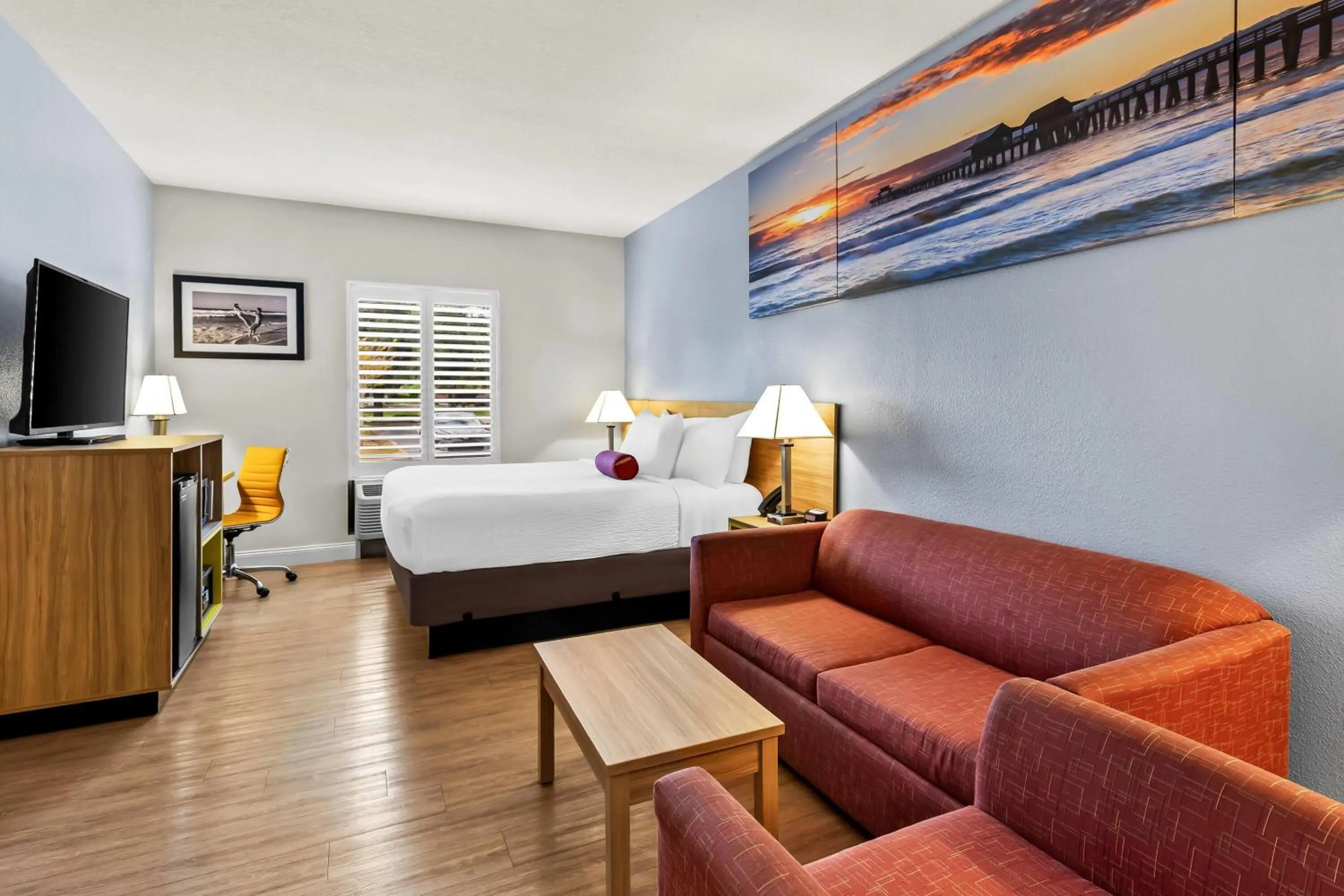Photo of the whole room, Bed in Days Inn & Suites by Wyndham Lakeland